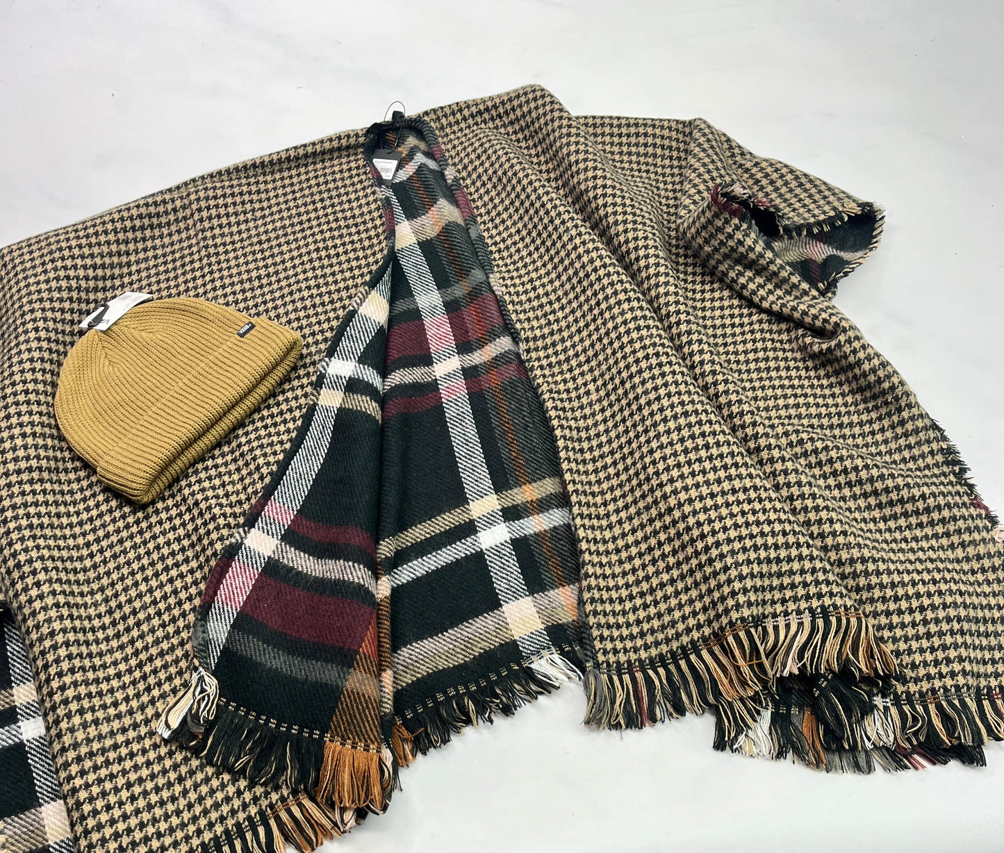 Duo neuf ! VANS : tuque neuve + PUNCHO mile end RÉVERSIBLE! ( Trou pour les bras  intégré. !