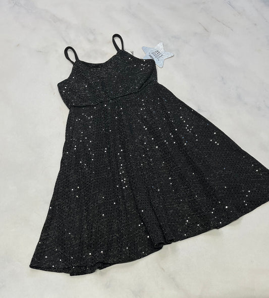 Robe : noir brillante argenté neuve 5-6 fit stretch ( ou 5 ans confo) . Doublure int. Bretelle ajustable . Neuve .