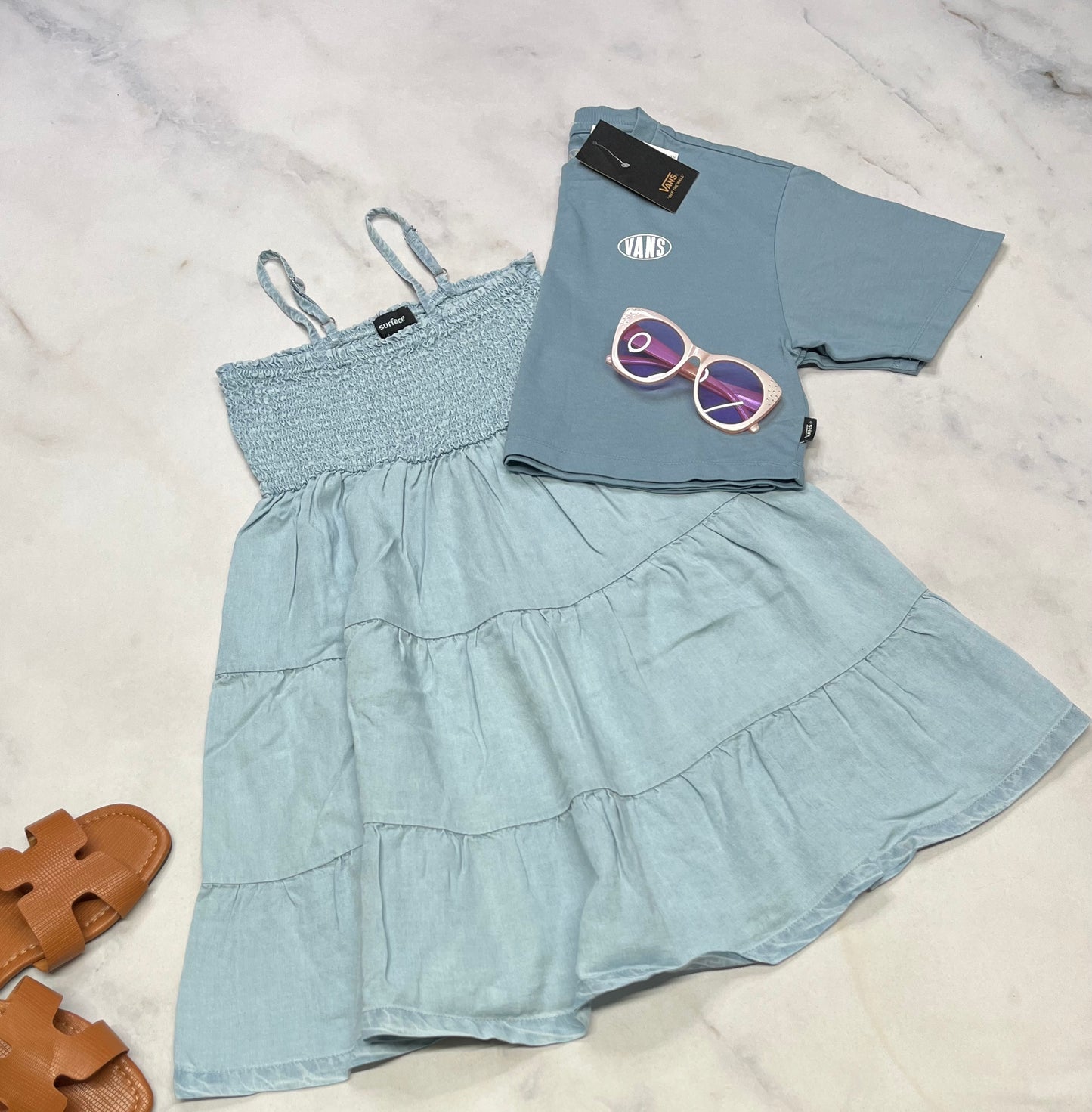 🌿 Robe : en jeans Surface ( haut stretch avec bretelles ajustable ). Molle confo . Fait 7-8 ans neuve !