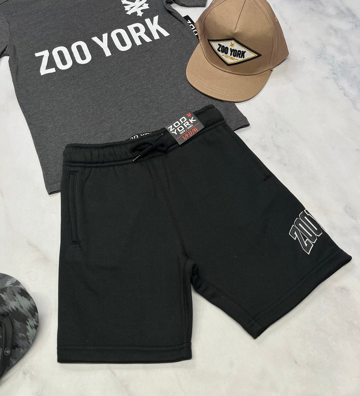 ☀️ Bermuda : Zoo York en ouaté doux à l’intérieur . Logo aussi au dos . 7-8 ans garçon neuf !