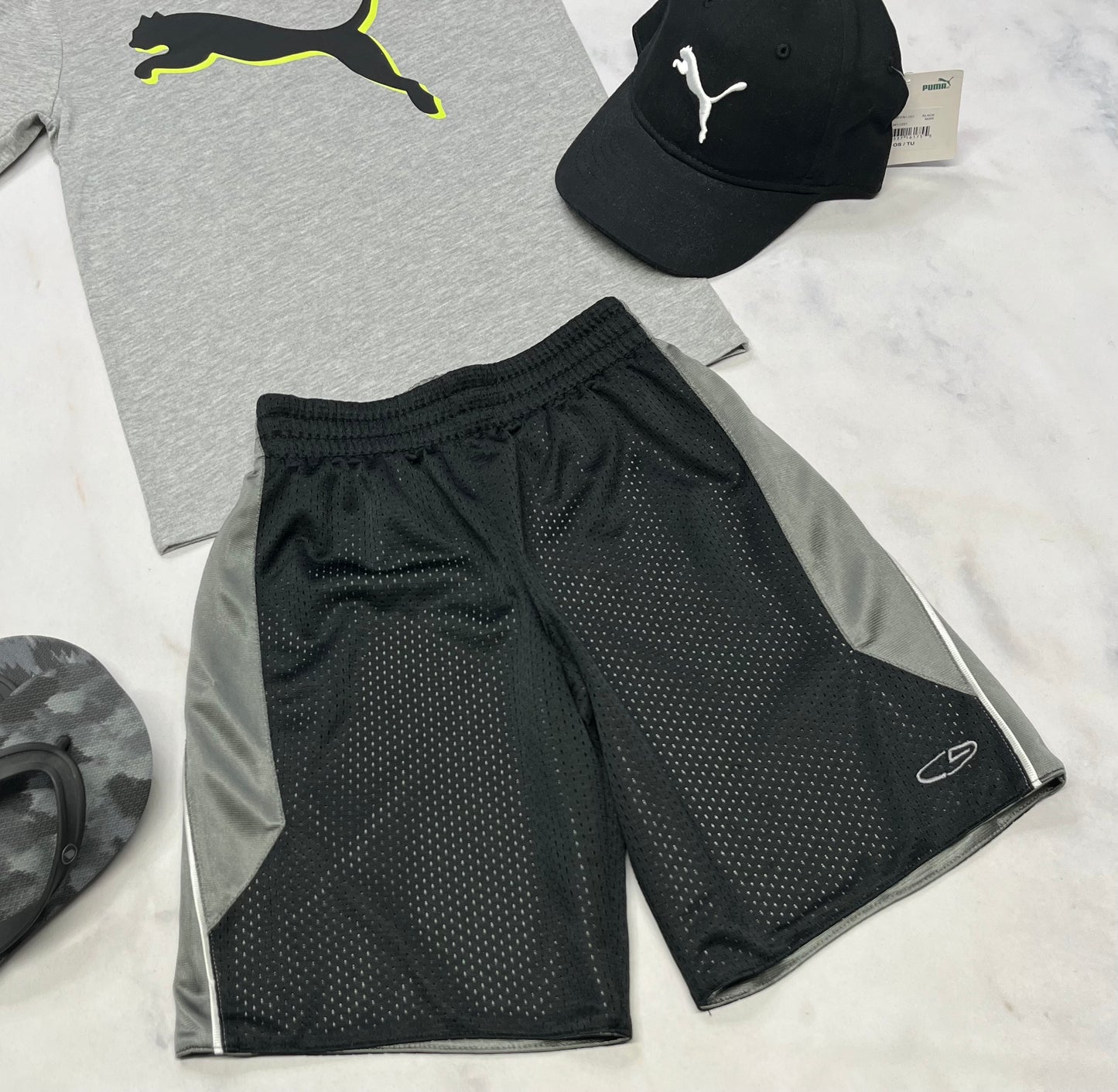 🍃 Bermuda sport : Champion RÉVERSIBLE comme neuf ! Juste le logo du coté gris mini craquelure . Sinon super ! 6x garçon .