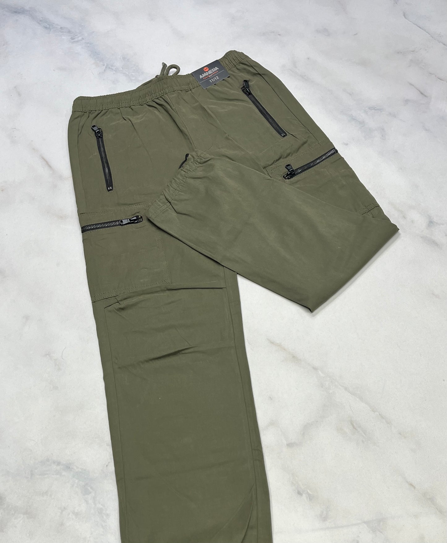 Amnésia / pantalon élastique au bas ajustable . Neuf! Kaki.