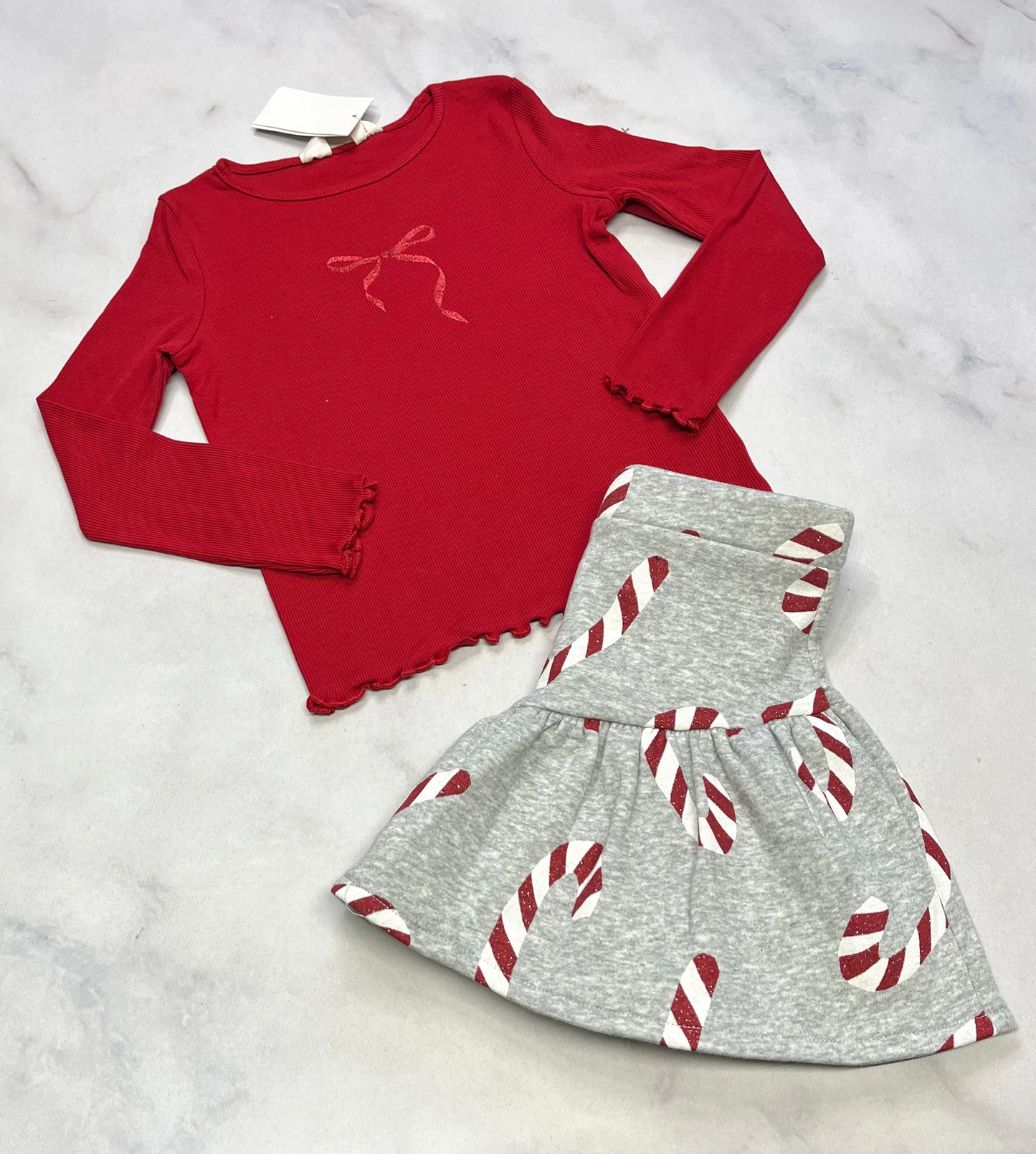 Duo 5 ans neuf! RIB texturé rouge neuf 5 ans + Jupe ouaté 5 ans les cannes sont brillante 5 ans neuve.