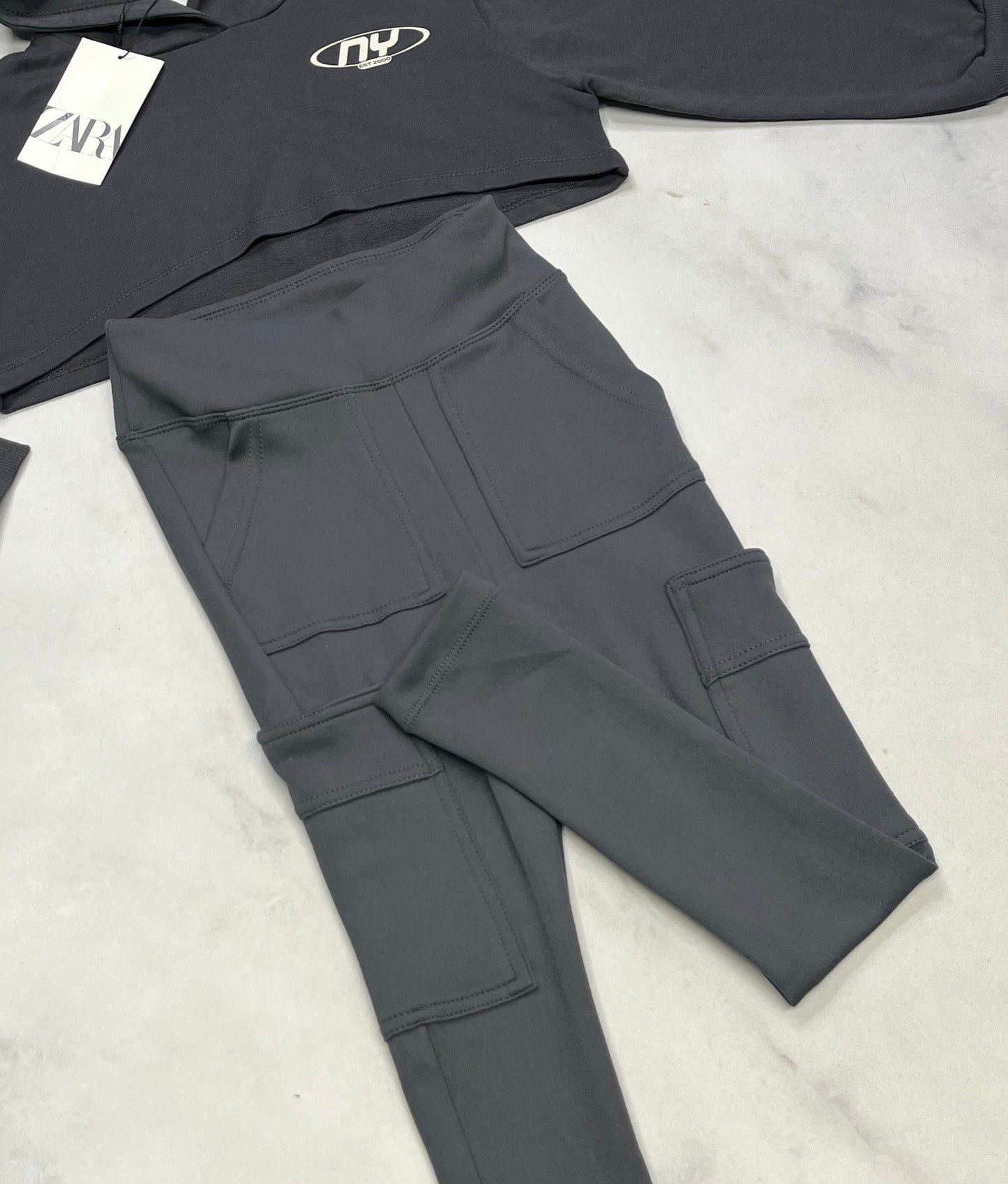 DUO : Cagoule écourté ZARA fait 5-6 ans + Skinny taille haute 5-6 ans .