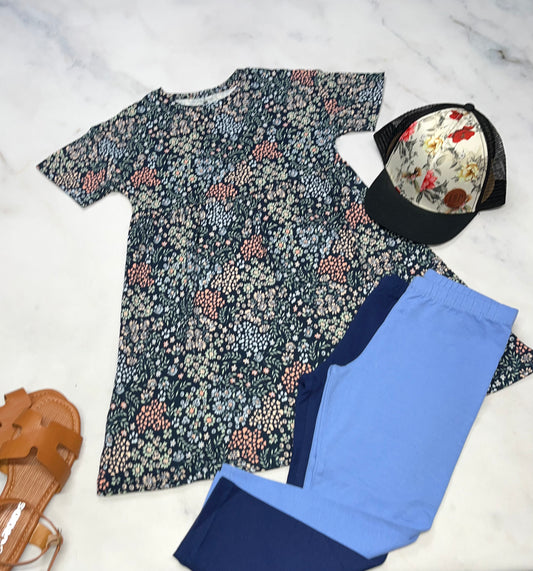 🌸Robe hyper douce et stretch : Tag 8 ans fille  neuve . Marine  avec mini fleurs couleurs pastel .