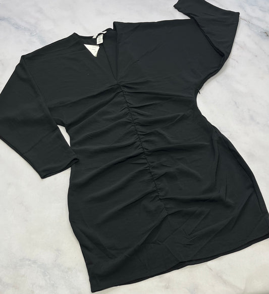 Robe noir : look ample au haut et plissé au devant . M( SM/ femme ) 6-7 ans neuve .