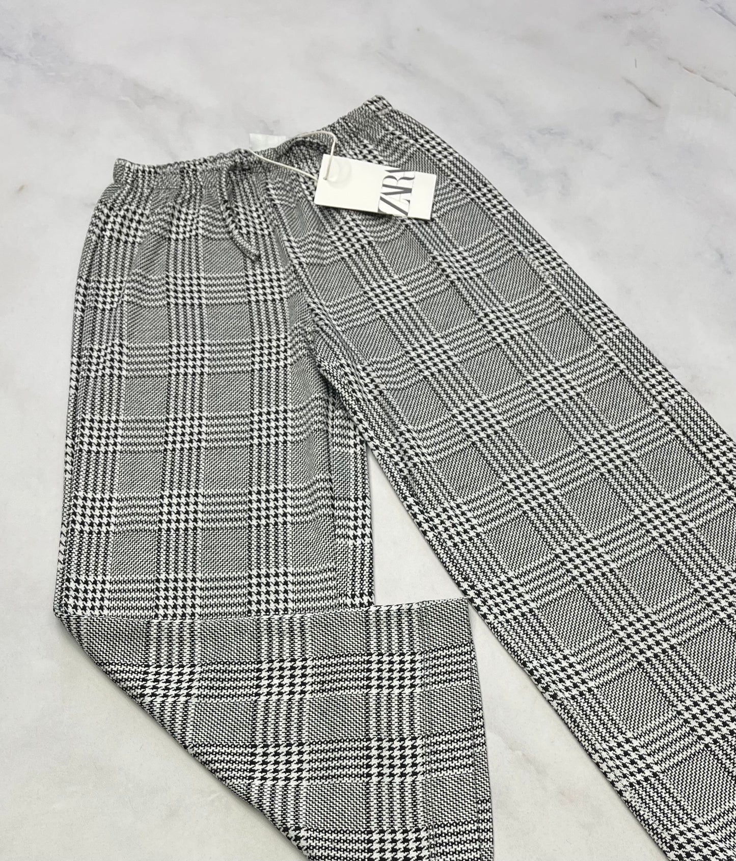 Pantalon ZARA : doux , mou jambe large neuf ! 6 et 7 ans fille .