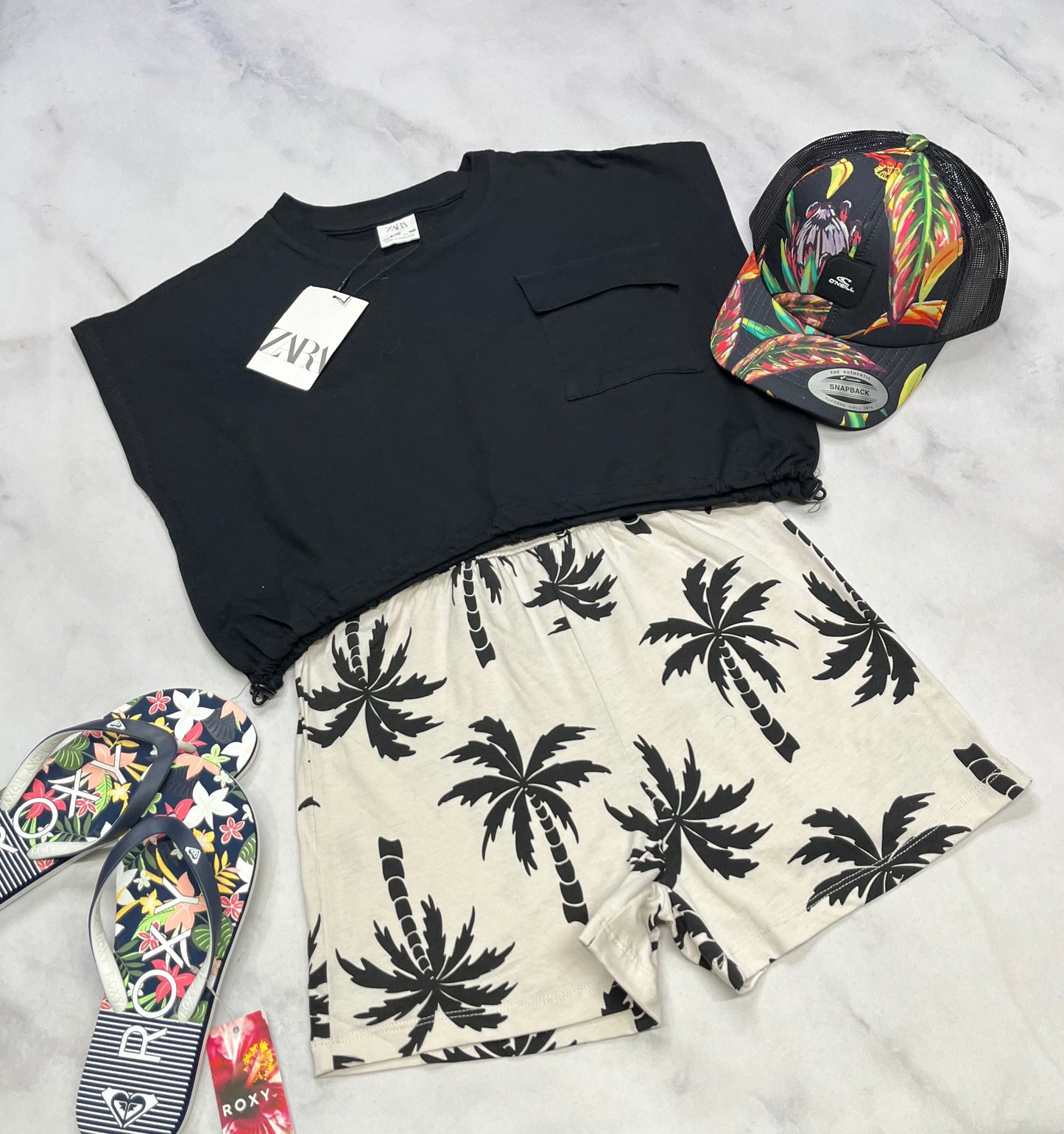 💛 Manche courte : ZARA noir look écourté avec une poche au devant . 9-10 ans fille coupe tendance neuf!