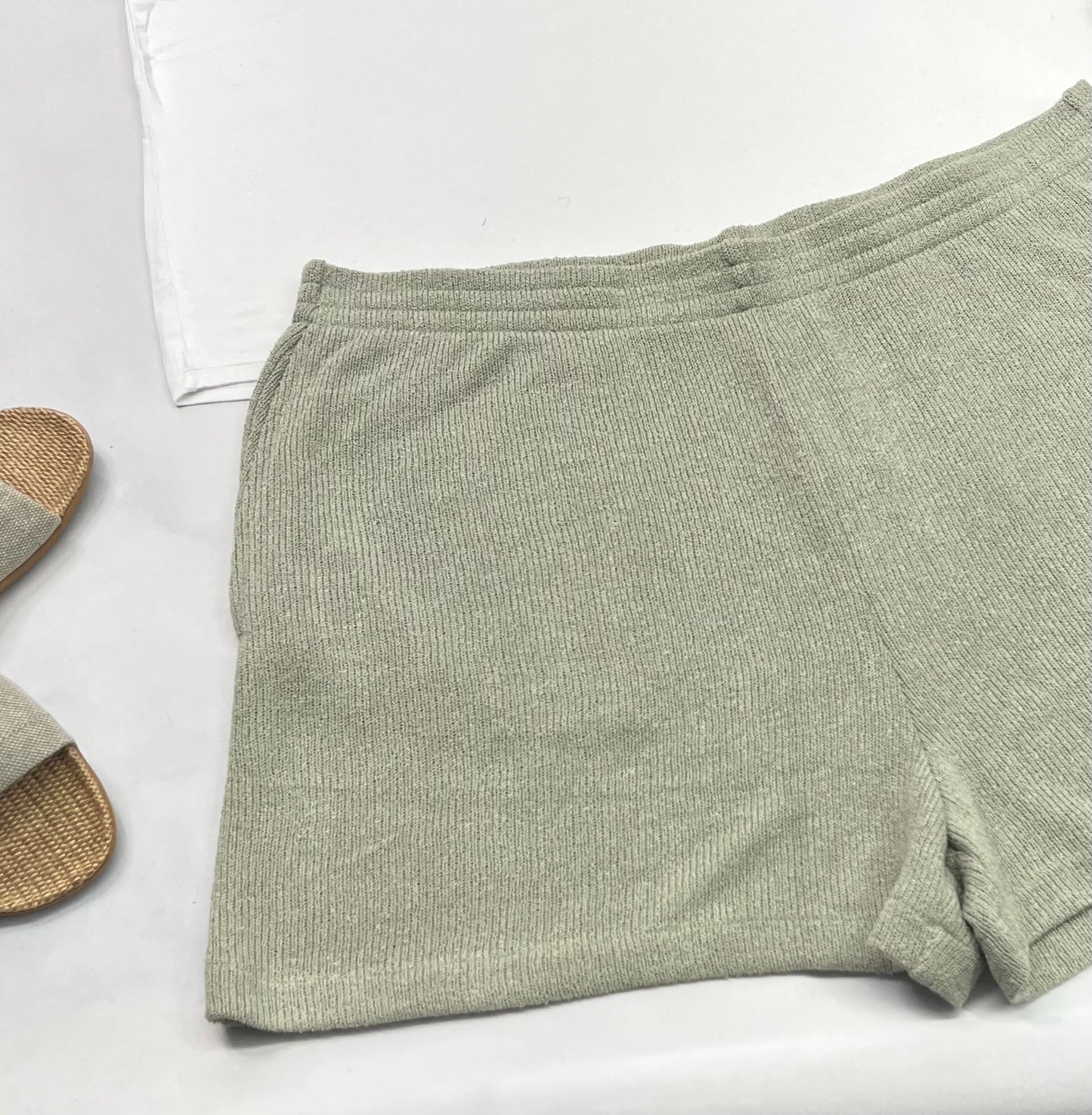 🌿 Short : vert sauge en mailles crocheté look tendance . Fait : XXL et fait :2XL femme neuve.