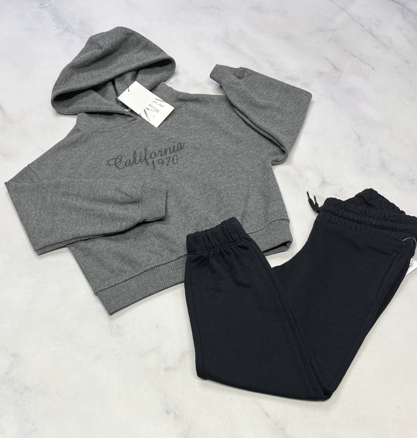 Duo neuf! Cagoule ZARA neuve fait 5 ans coupe confo + Jog noir uni 5 ans neuf!