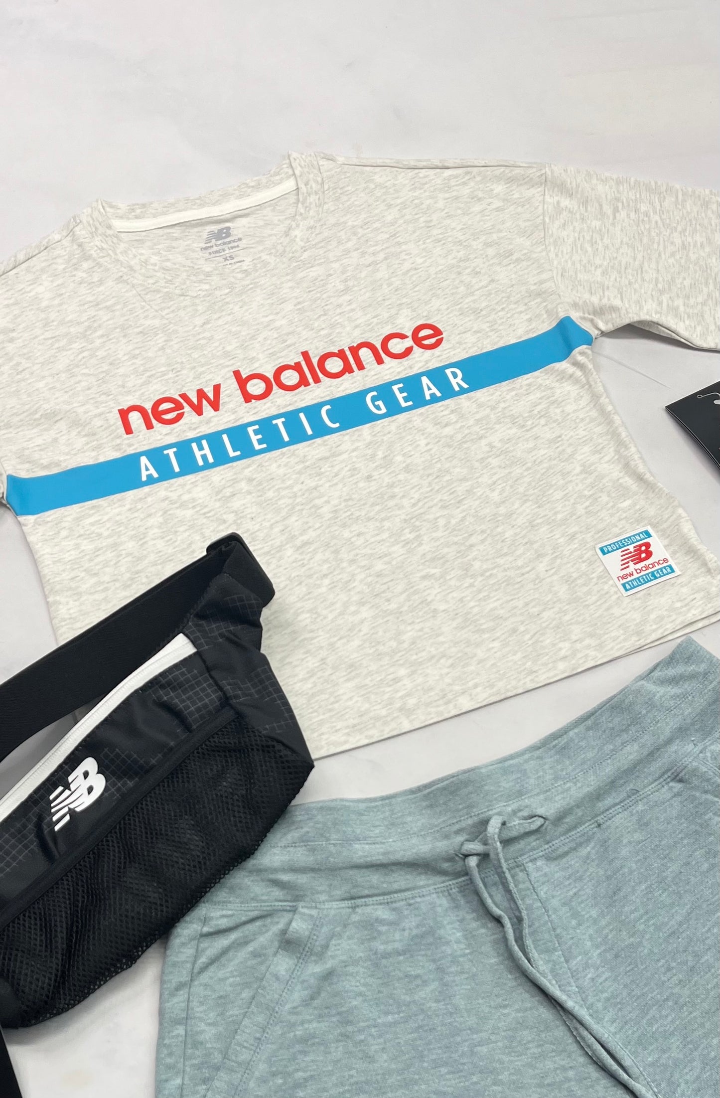 🩵 Manche courte : New Balance XS femme coupe relax ( mi hanche ) . Neuf ! ( beigé / gris ) .