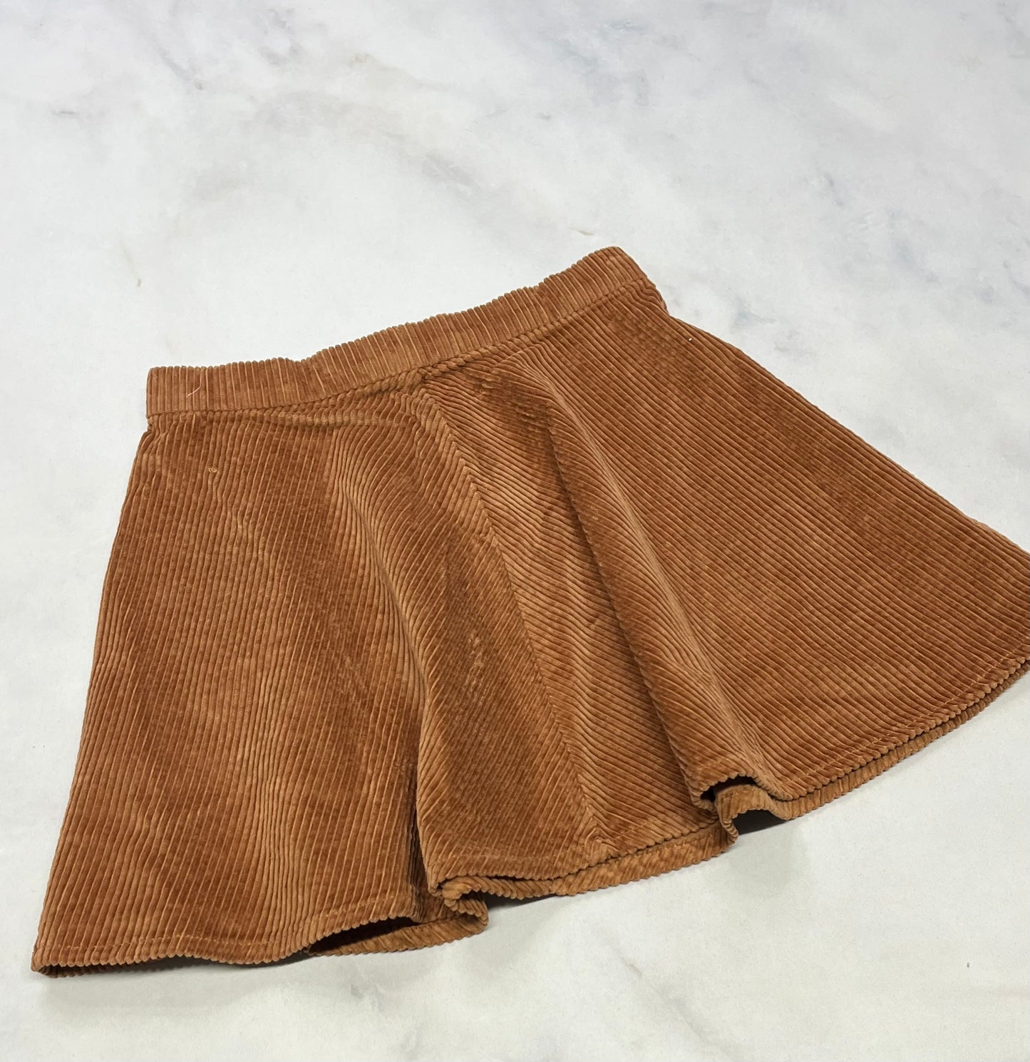 Jupe : en corduroy mou ( zip au dos) neuve ! 10 ans