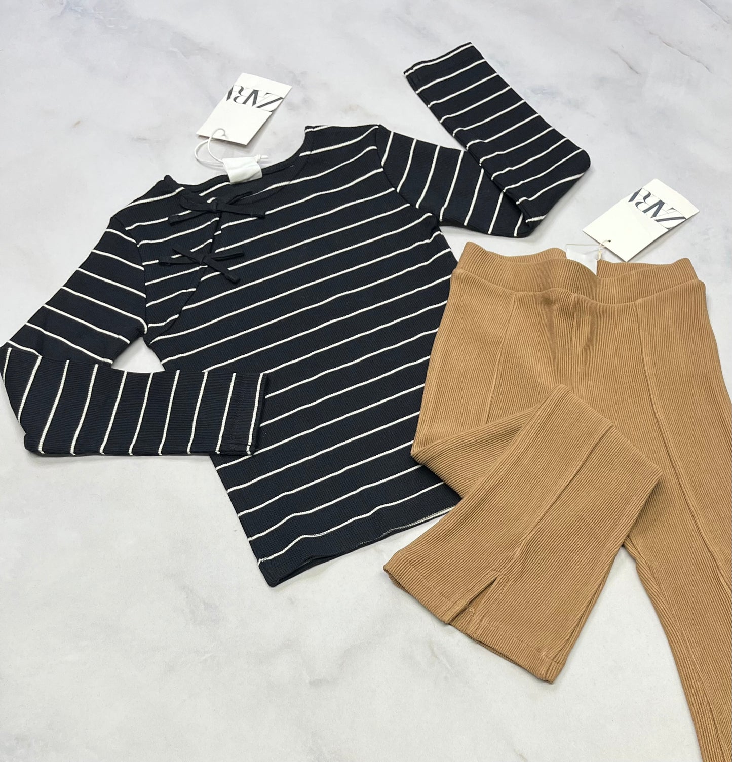 Duo ZARA neuf! Manche longue rib / texturé avec boucle fait 5 ans neuf ! + Jegging RIB stretch 5 ans évasé au bas neuf !