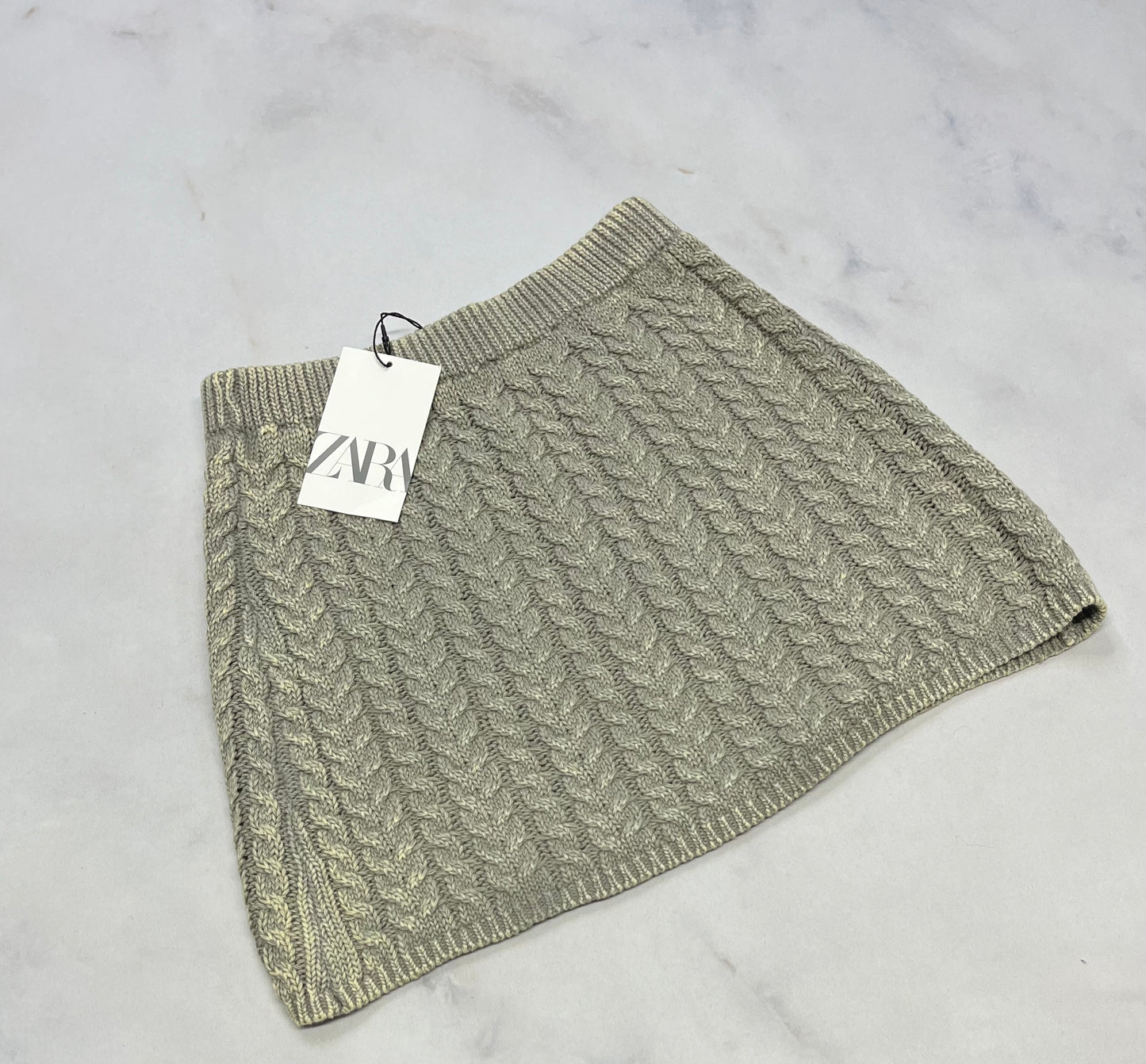 ZARA: Jupe en tricot confo . Molle confo : 8-9 et 9-10 ans