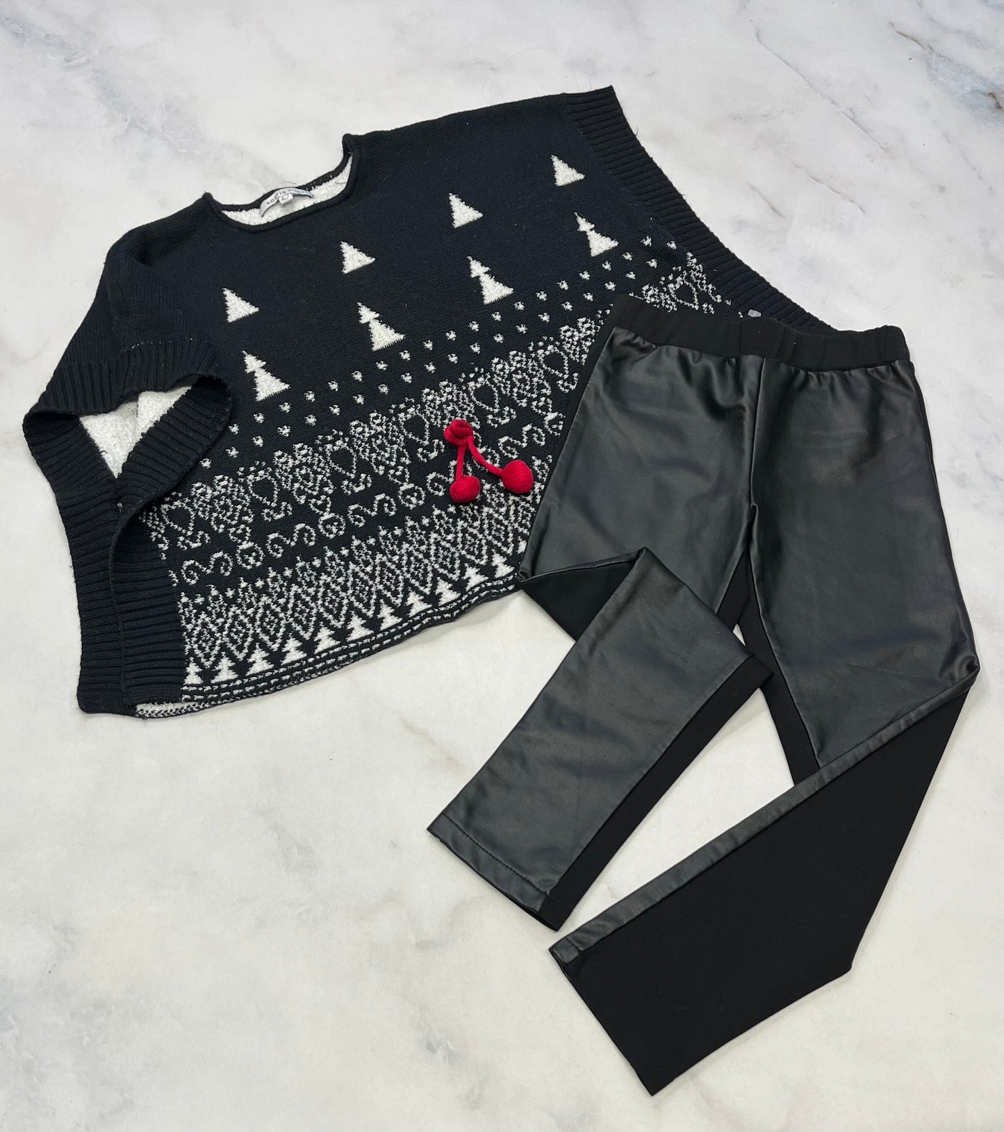 Duo 6 ans : Souris Mini Haut en tricot manche intérgré 6 ans Over size comme neuf ! Fentes sur les côtés . + skinny Jeg. Airoldi 6 ans effet cuir et tissu comme neuf ! 6 ans .