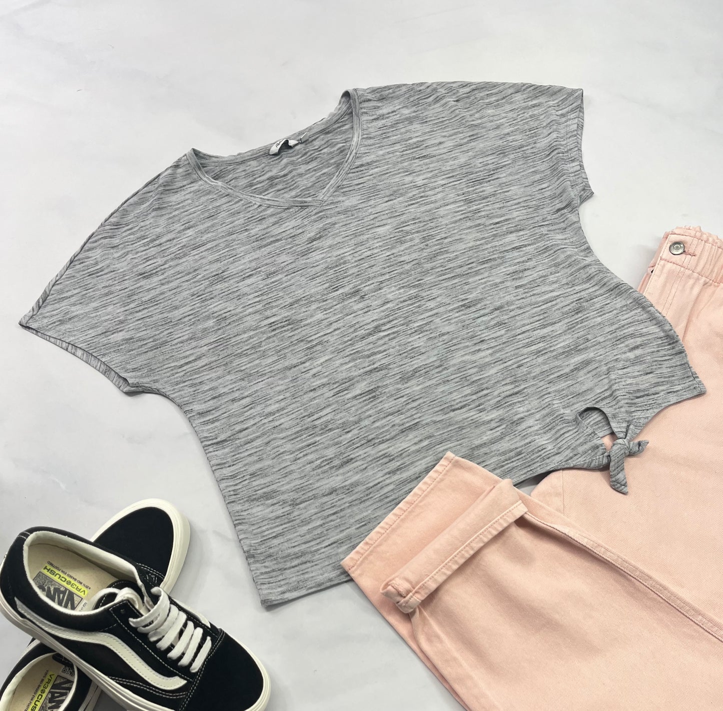 🩷Reitman : Manche courte en tricot fin et doux . Beaux détails au bas d’un coté . L/ femme coupe confo comme neuf !