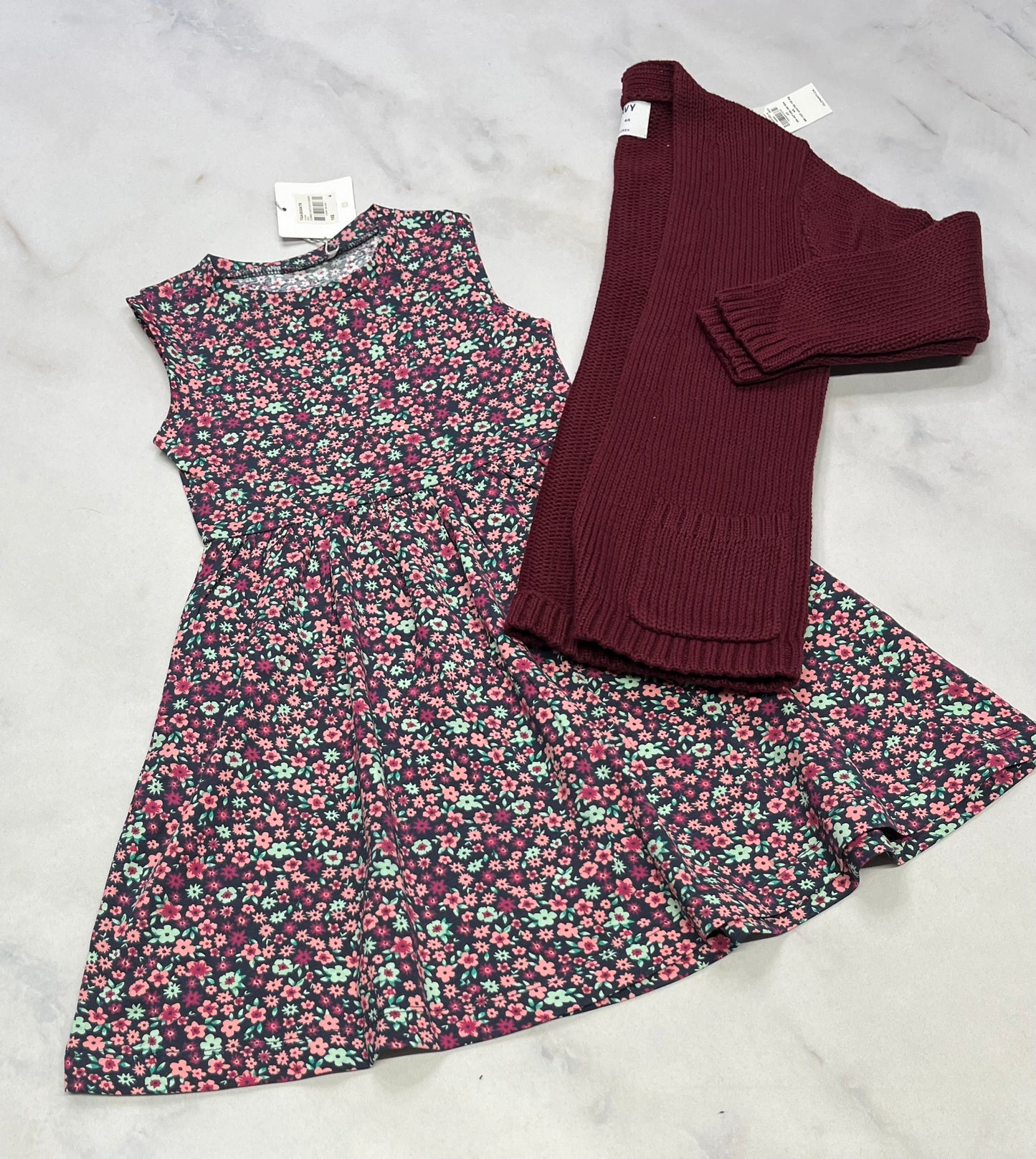 Duo neuf! 4 ans . Robe fleurit Tag 4 ans + Veste bourgogne en tricot 4 ans neuve.