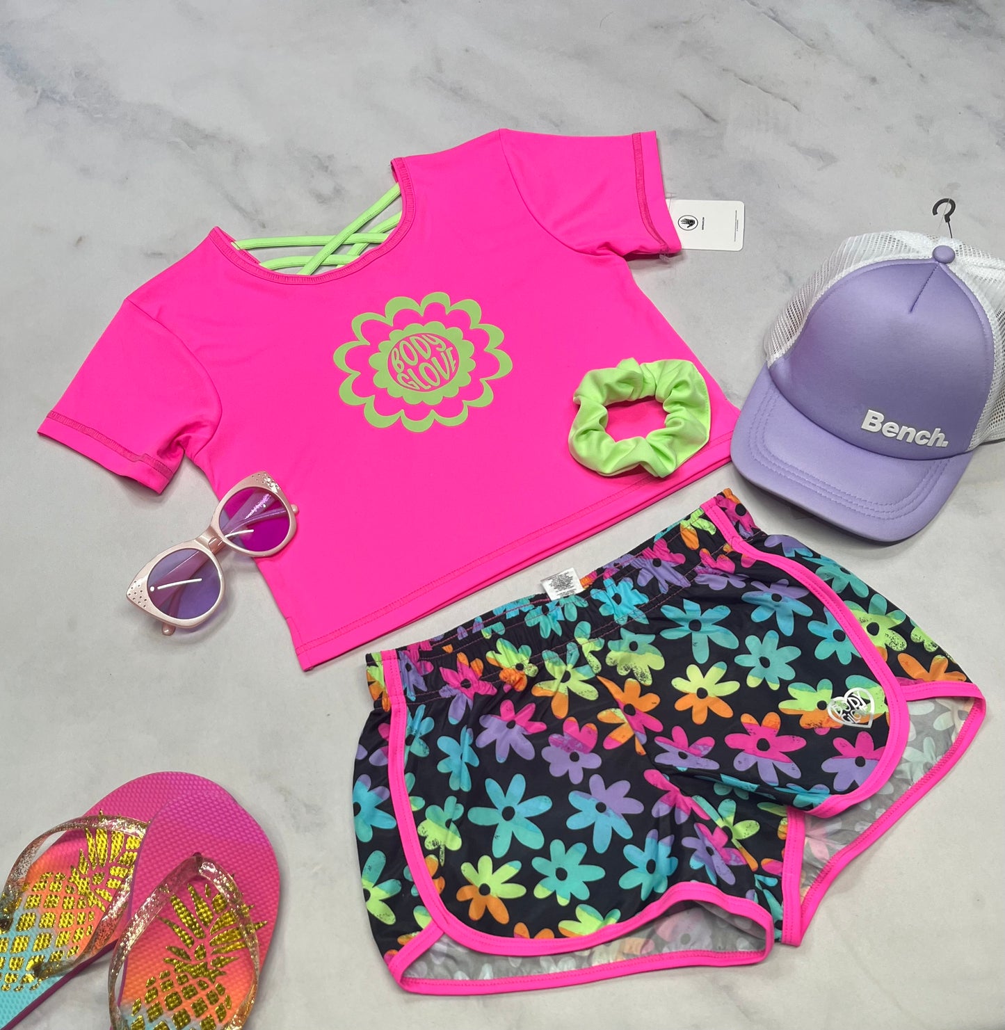 🌷 Ensemble : TRIO Body Glove sport 7 ans fille neuf ! Manche courte sport mi hanche + short sport avec sous culotte intégrée + chou vert pour les cheveux .