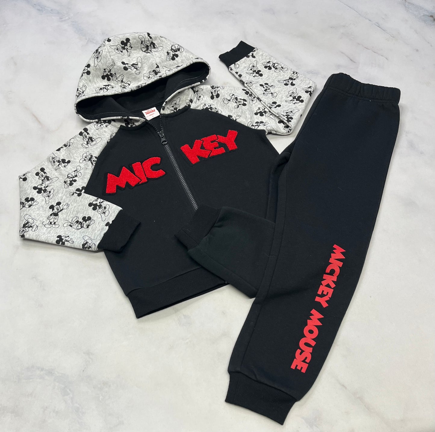 Ensemble Mickey: fait 5-6 ans garçon  en ouaté neuf!