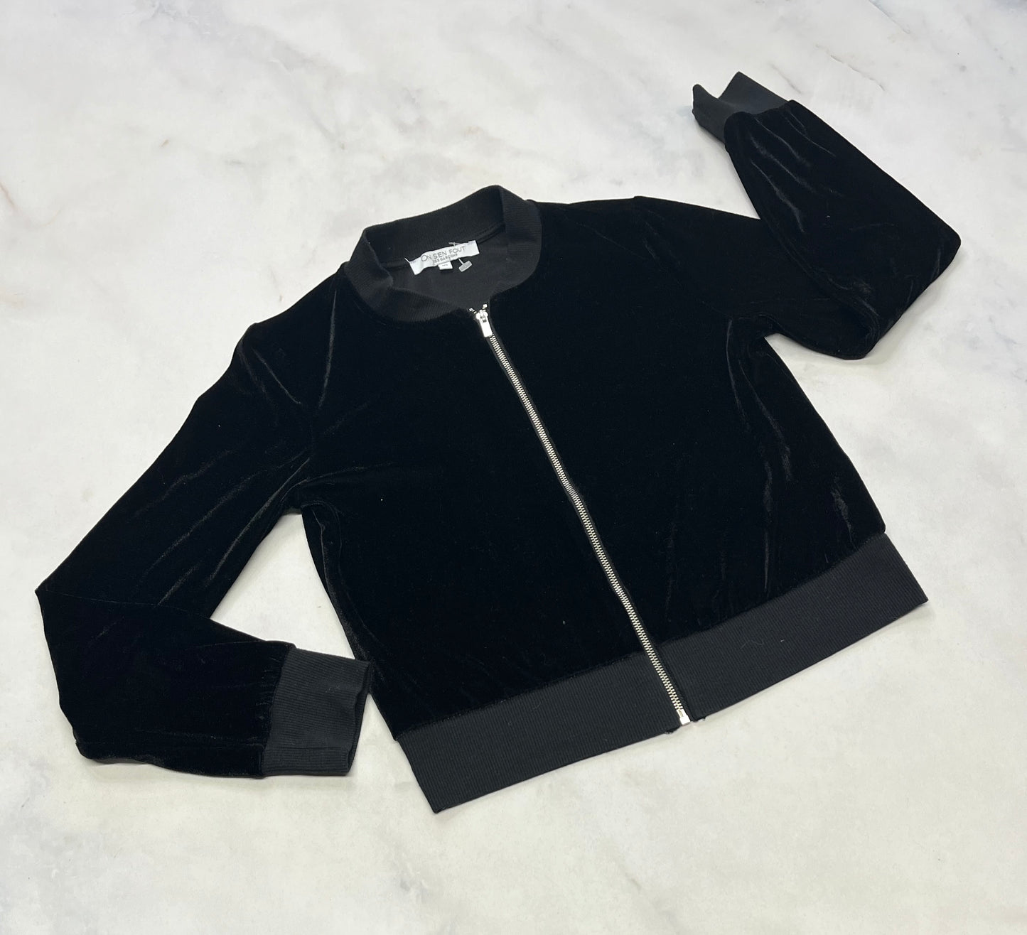 Veste zip : On s’en fout des garçons en velour stretch de partout : comme neuve . + 7-8ans fille .