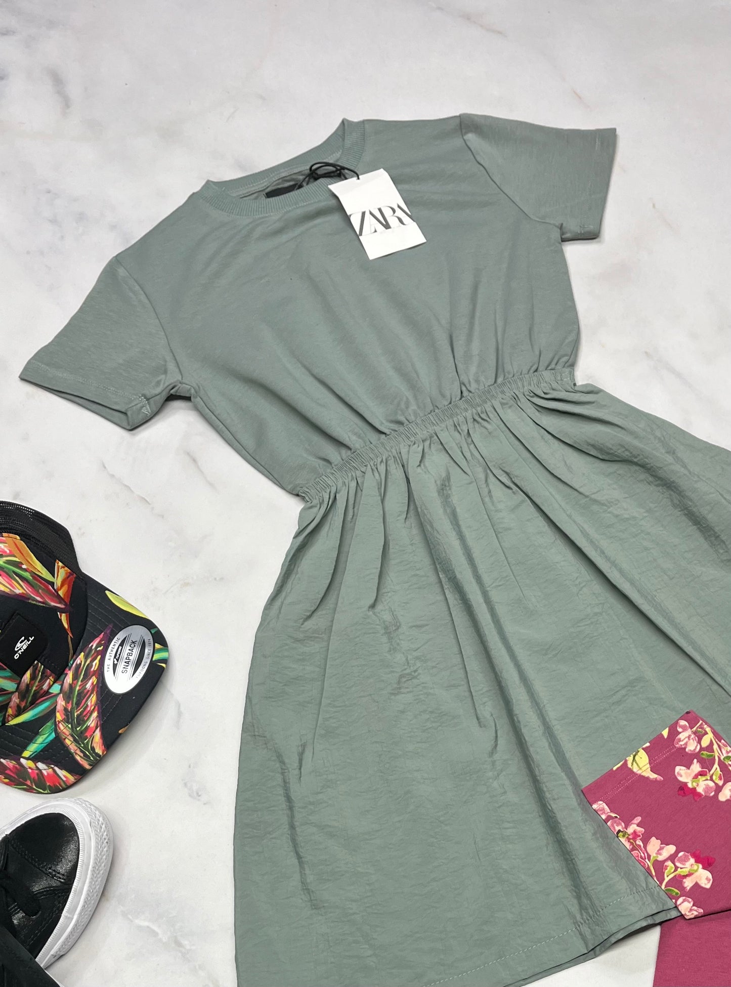 🌷 Robe ZARA : verte incroyable . Haut style ouaté et bas tissu léger qui ne décolore pas . 8(7-8 ans ) fille neuve.