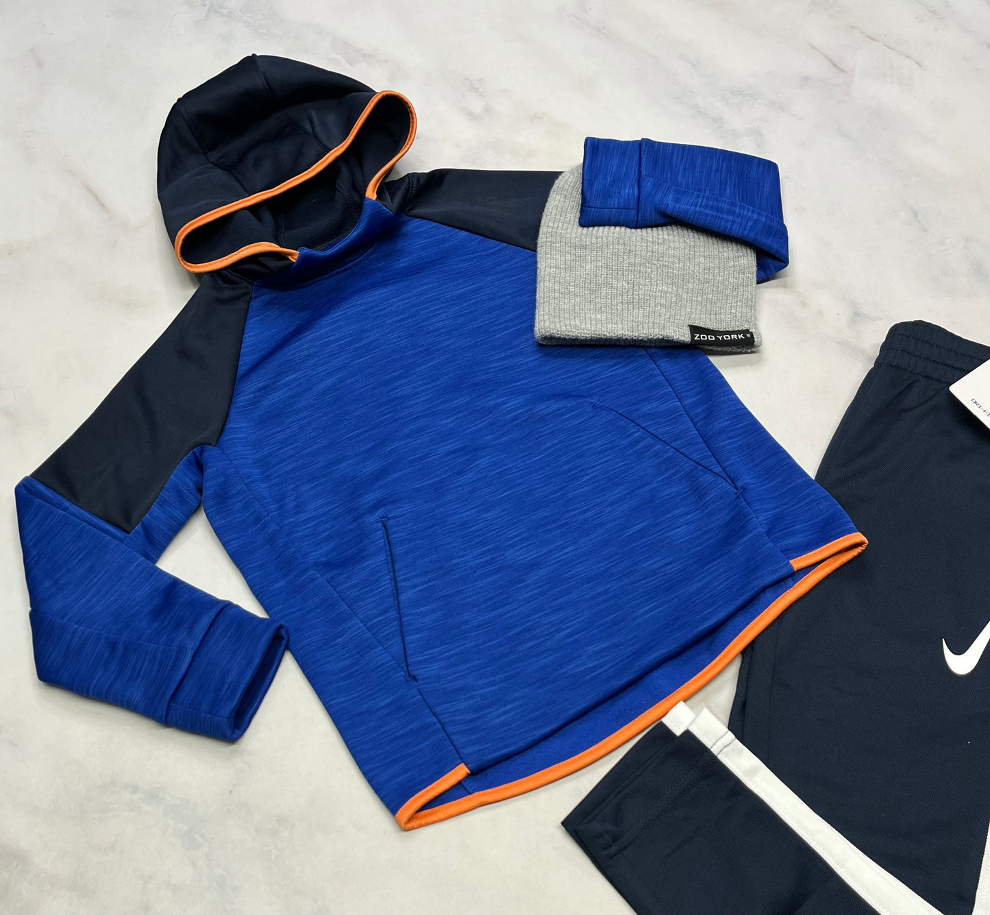 ❄️ Cagoule : Tissu de sport et intérieur en polar doux . 6 ans neuve .