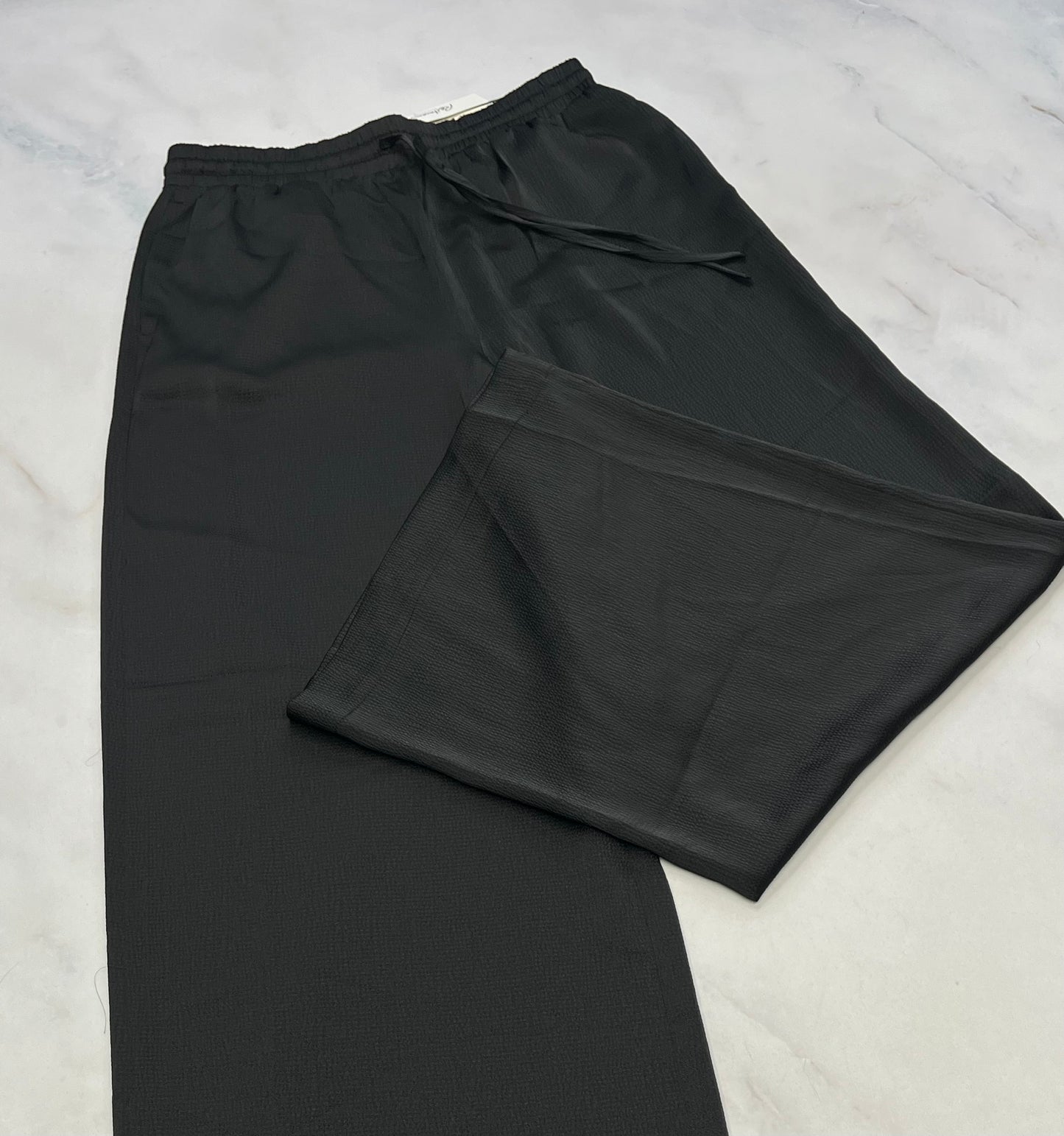 Pantalon Penn. : jambe large souple / fluide look satiné texturé . Neuf! Small et médium femme . Taille élastique .