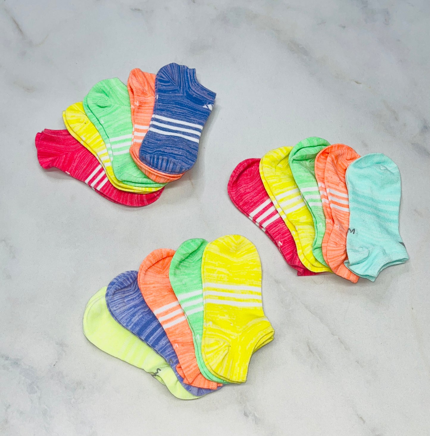 😍3 lots bas ADIDAS néon : 5 paires dans chaque lot . Neuf ! Pour fille de 7-8 ans .