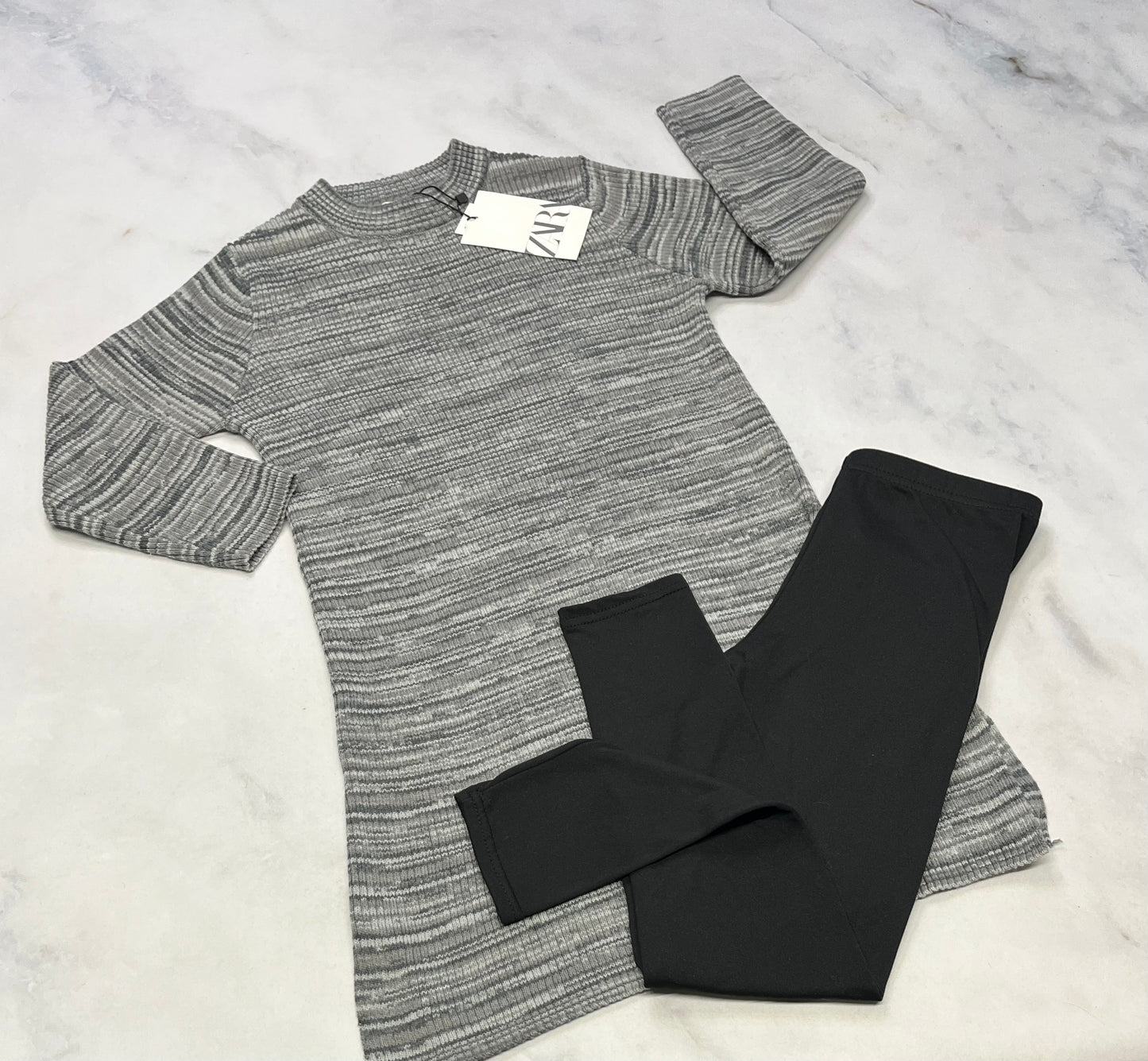 Duo neuf ! ZARA : Robe en tricot doux stretch + 8 ans neuve + leg. Neuf noir 7-8 ans.