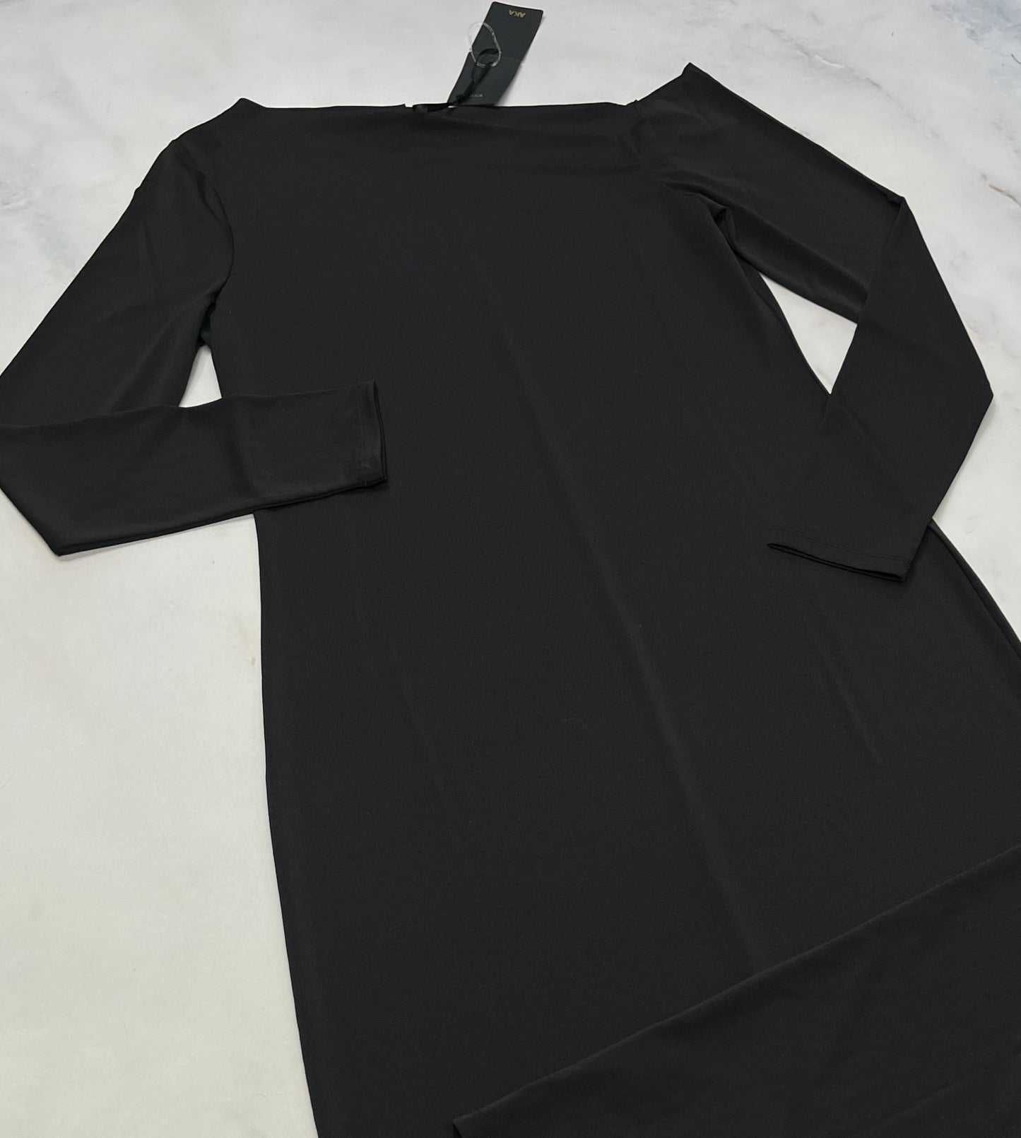 Belle robe noir AKA : neuve ! Col en angle  longueur 3 quart . Fente au centre au bas de dos . Stretch de partout L( fait 12-14 ans )