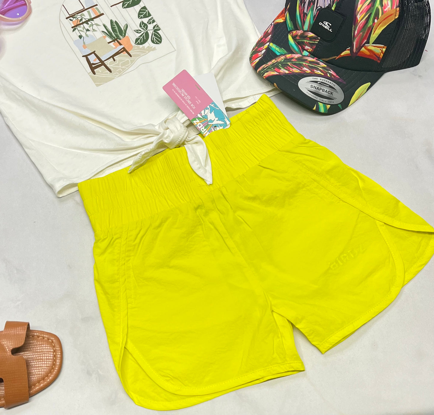 🌿 Short : BIRDZ en tissu de sport léger . Taille haute avec sous culotte intégré. Écris BIRDZ ton sur ton au devant au bas . 7 ans fille neuve .