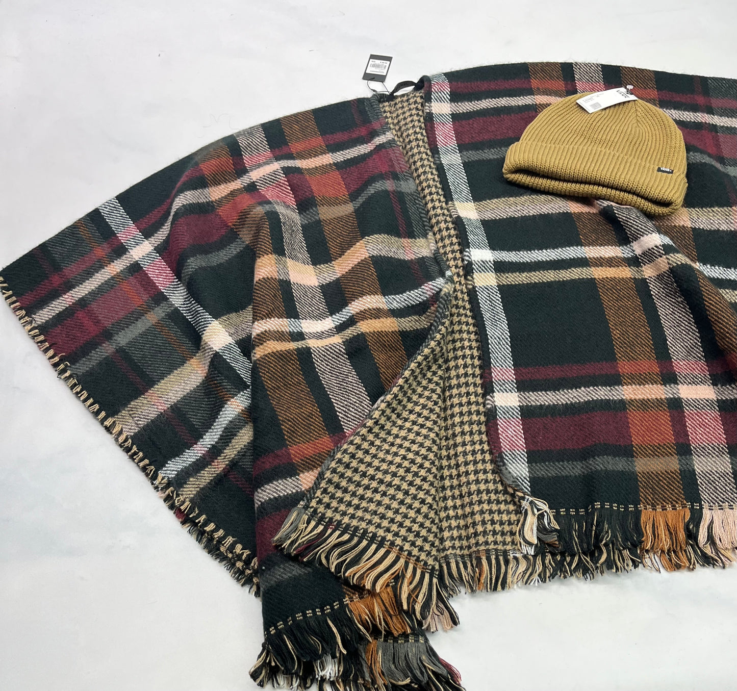 Duo neuf ! VANS : tuque neuve + PUNCHO mile end RÉVERSIBLE! ( Trou pour les bras  intégré. !