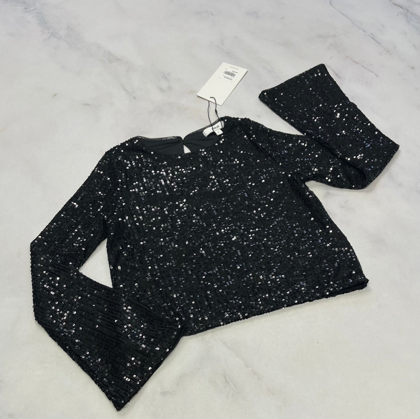 Haut ultra brillant : noir bout de manche évasé look tendance longueur mi hanche . Neuf 7-8 ans