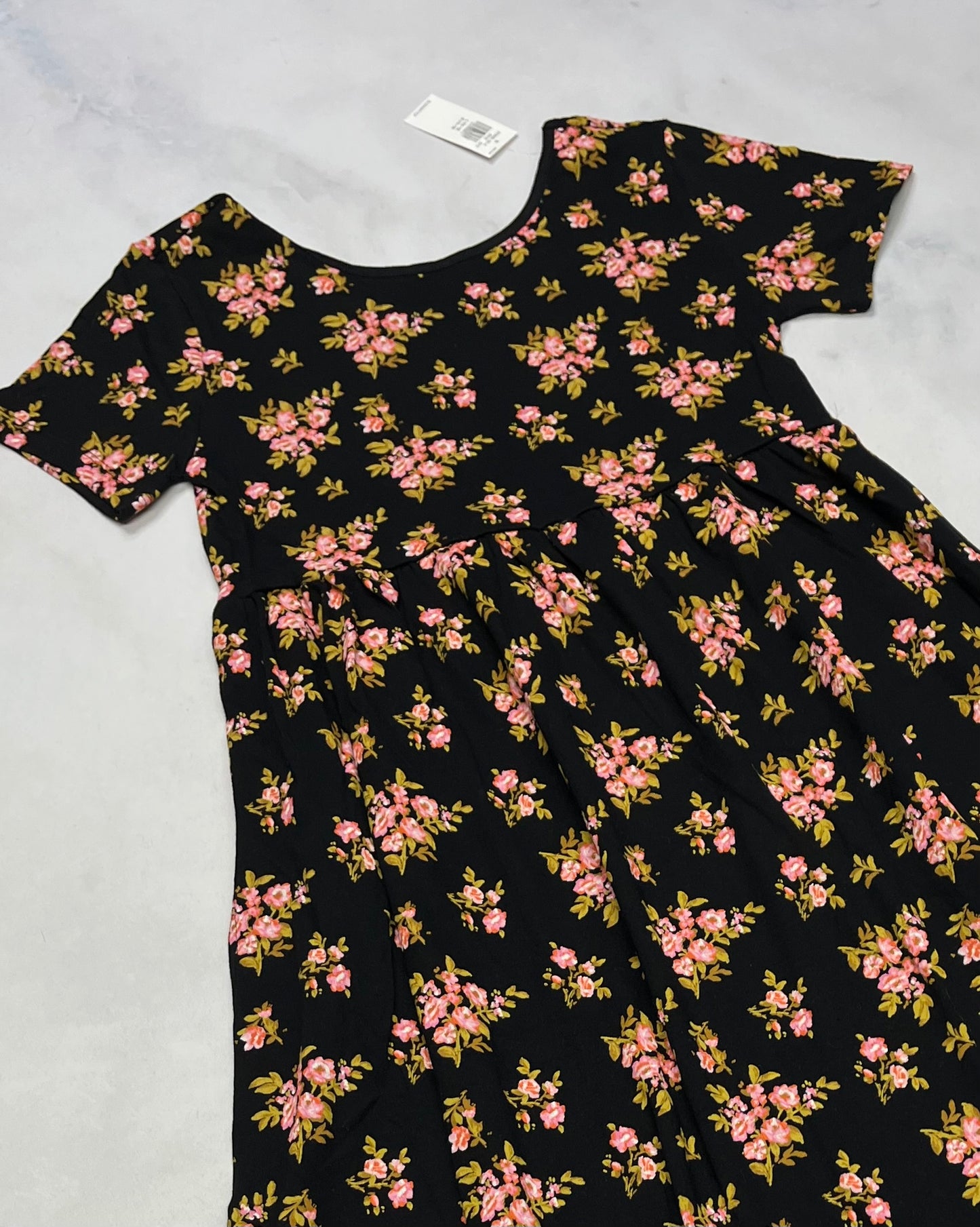 Robe : Fleurit neuve . 4-5 .7-8 et 10-12 ans .