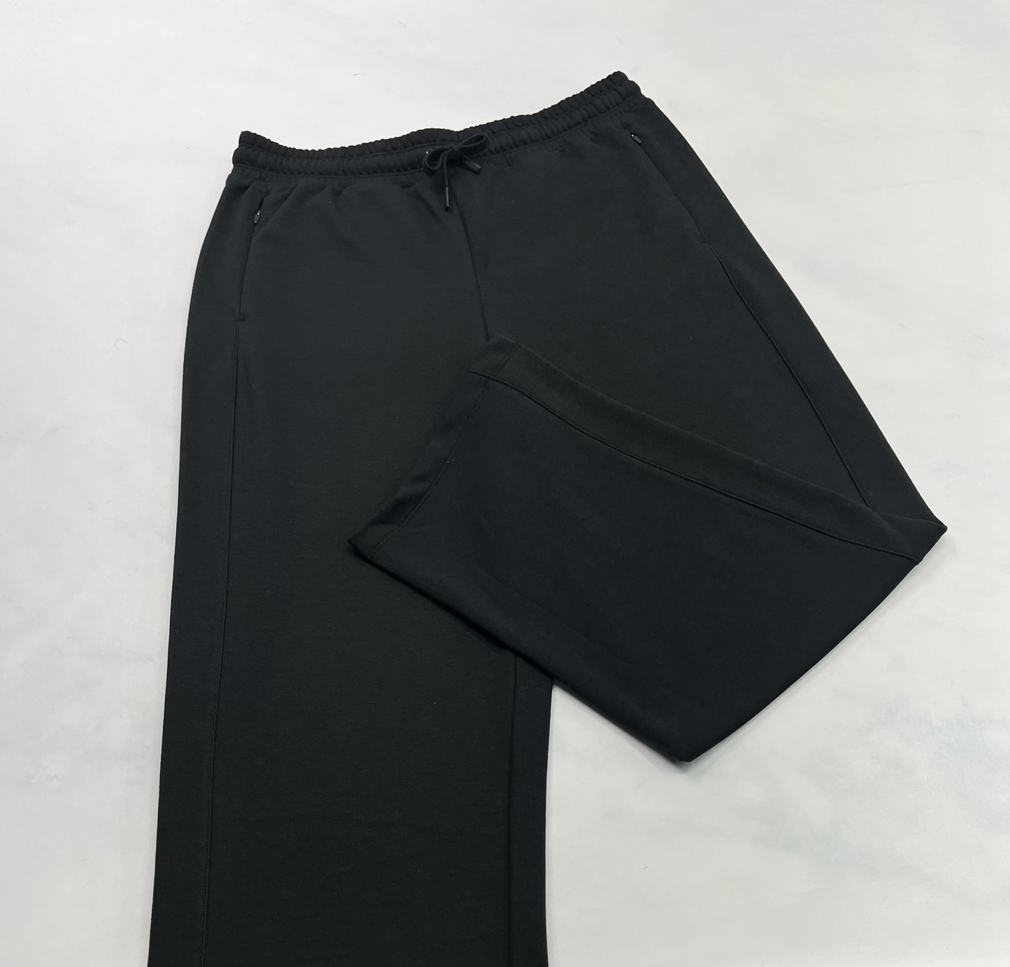 Pantalon : jog. jambe large tissu confo .Hyper doux confo zip aux poches .