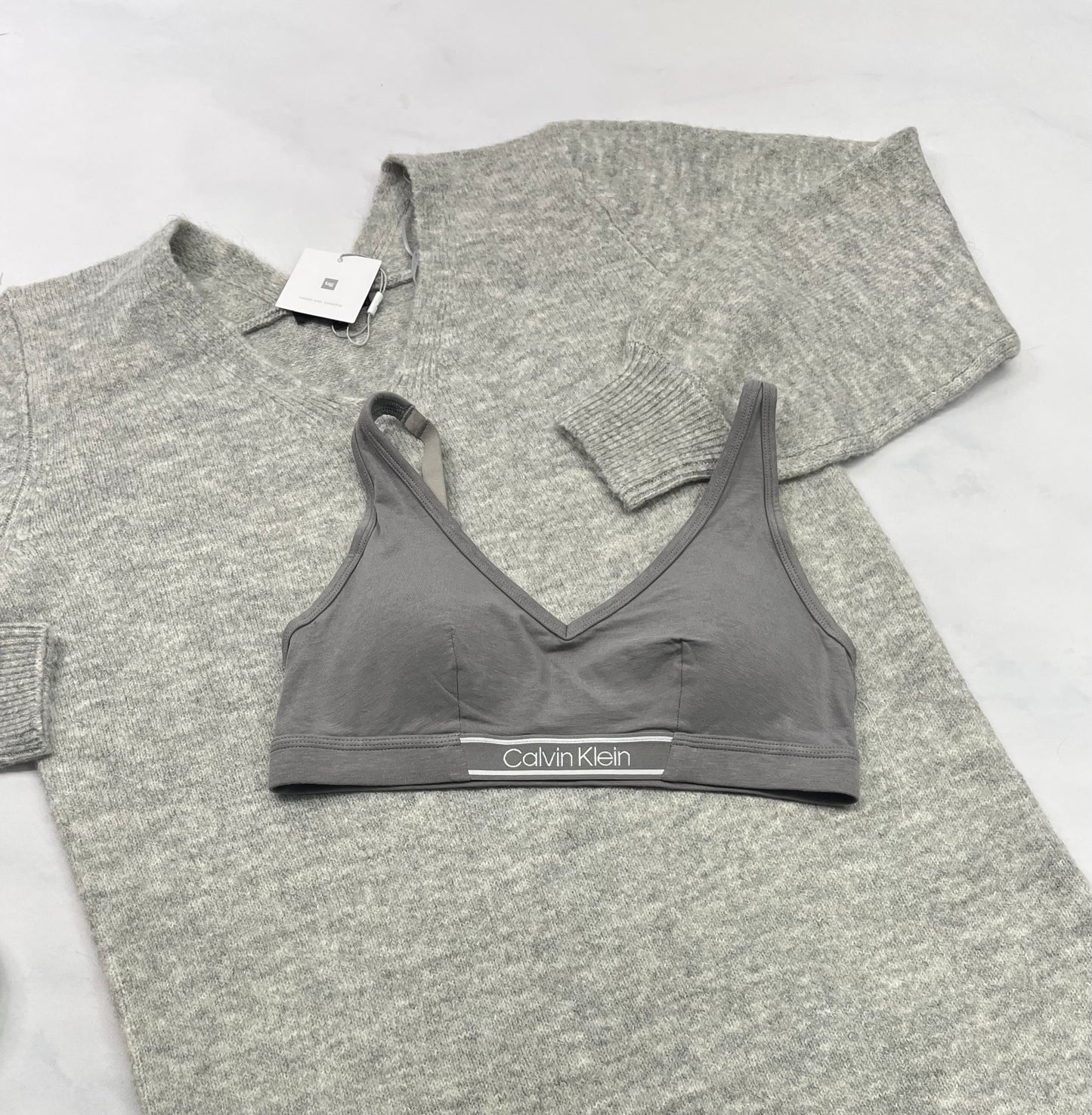 😍 Calvin Klein : Top gris en coton souple . Pad hyper léger . Tissu en coton stretch . M( SM femme ) et L( ML femme )