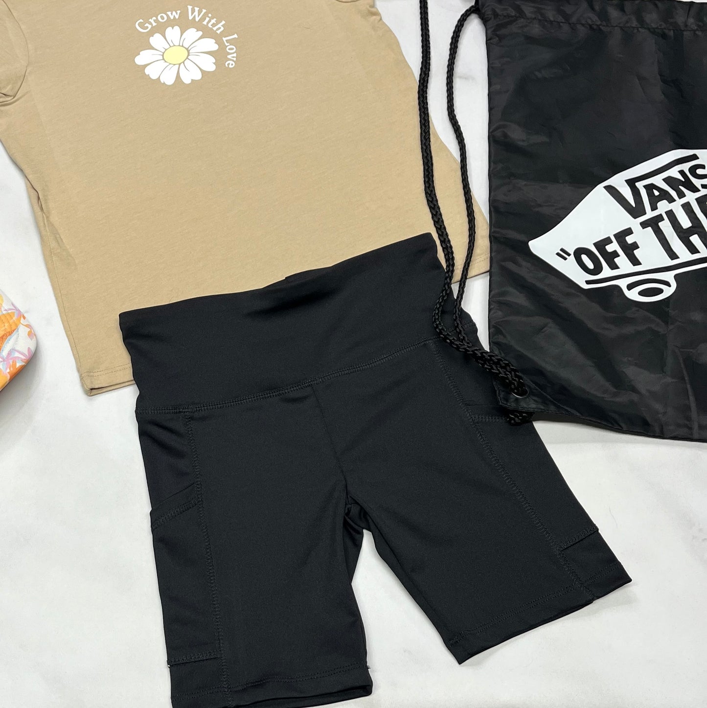 ☀️Cuissard : en tissu de sport stretch + 7 ans fille neuve . Poches sur les côtés .