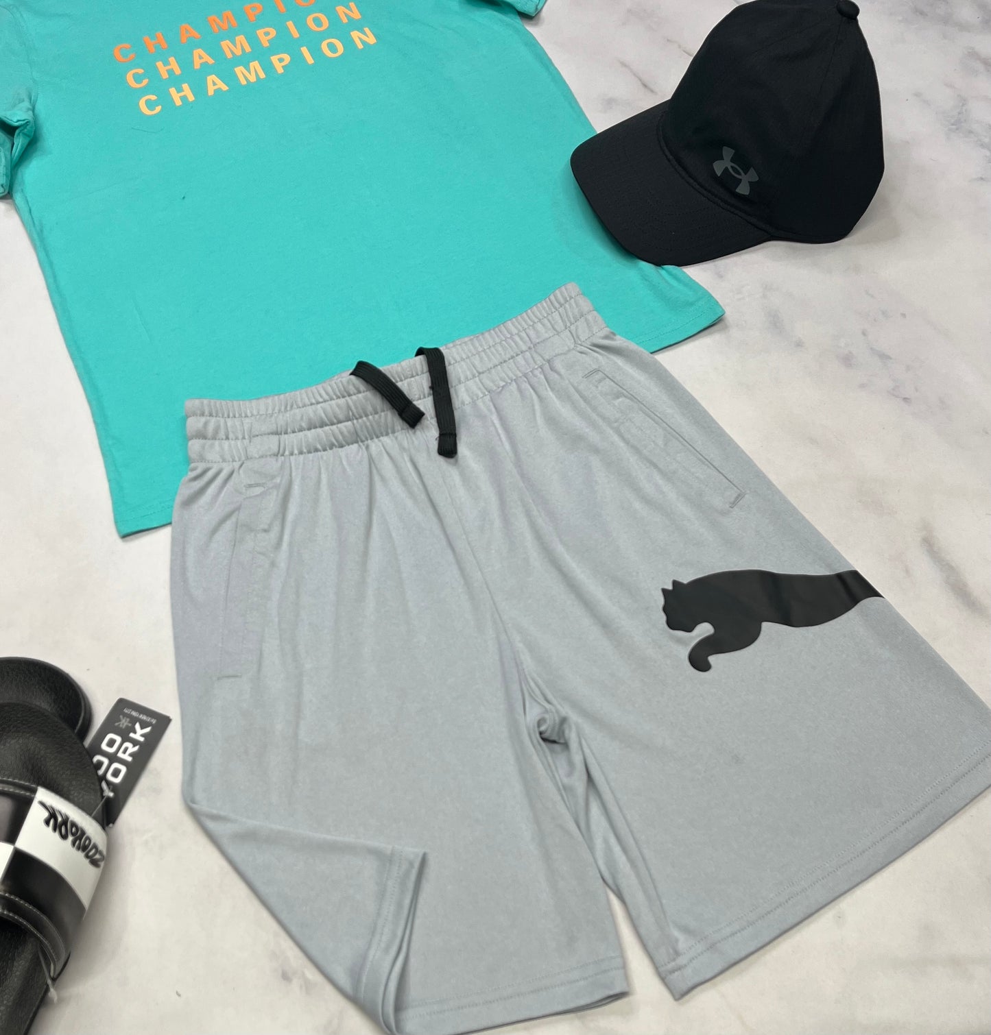 ☀️Solde ,Bermuda : Puma en tissu de sport stretch . Tache flou au dos . 10-12 ans garçon