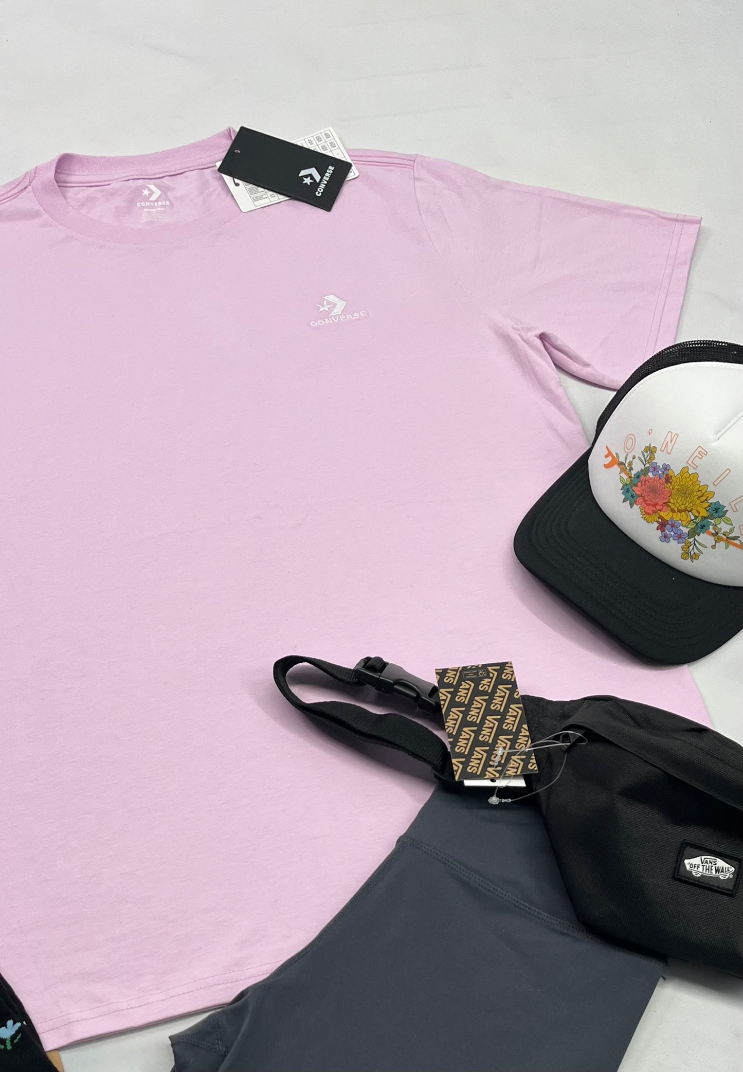🌸 T-Shirt : Converse M/ femme look Boyfriends over size . Logo brodé au devant . Neuf !