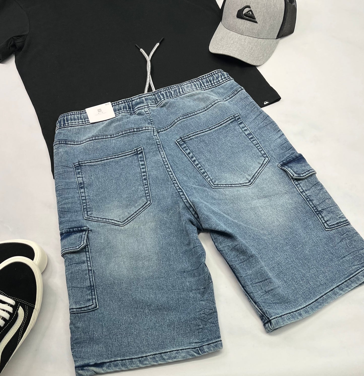 ☀️ Solde Bermuda cargo : jeans ultra mou confo . Taille élastique . Neuf mais look vieillit délavé inégal. S et M homme dispo .