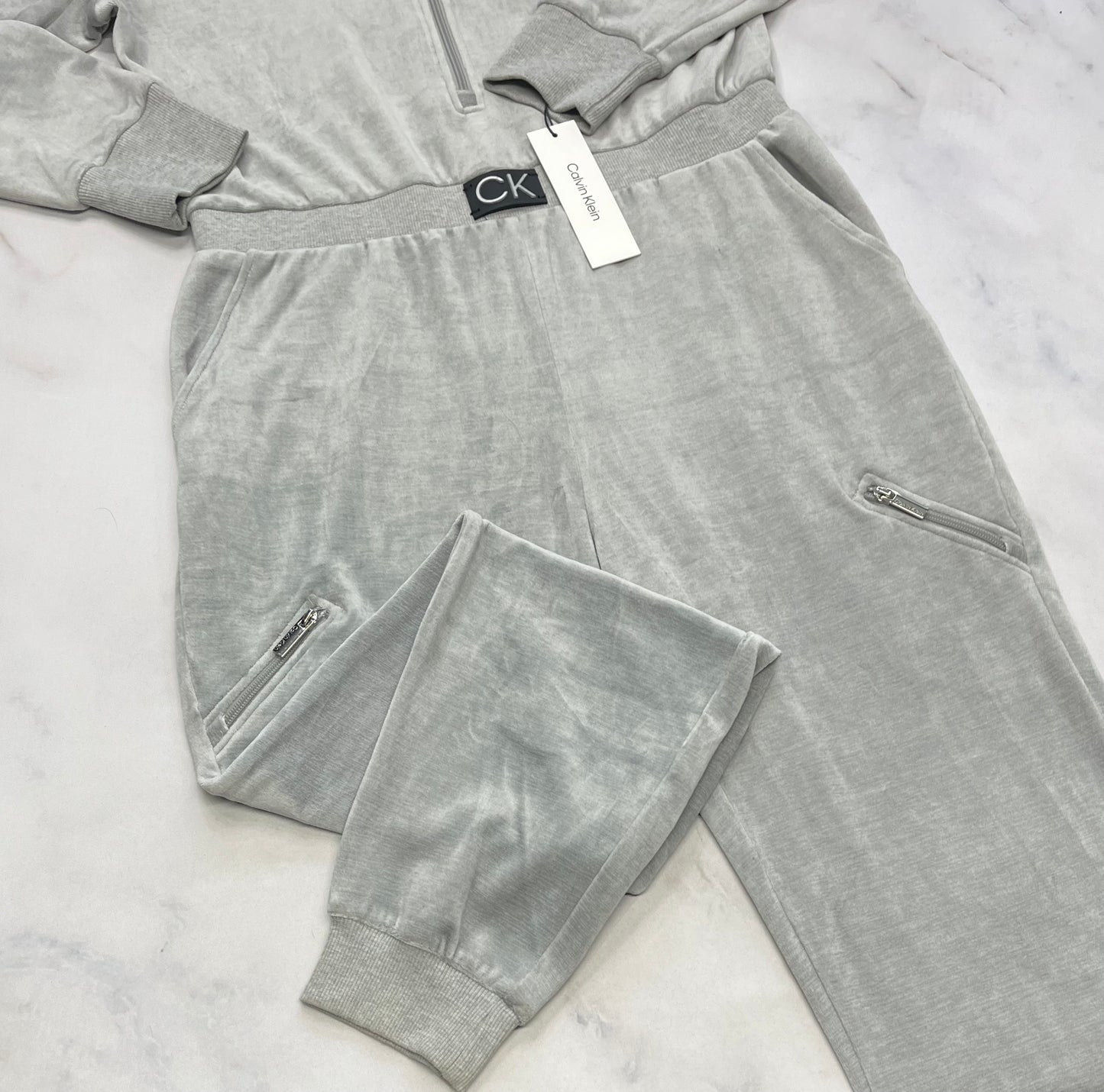Calvin Klein : 1 pièce en velour stretch dans tout les sens . Hyper doux ! Taille haute . Large femme 10-12 ans dispo .