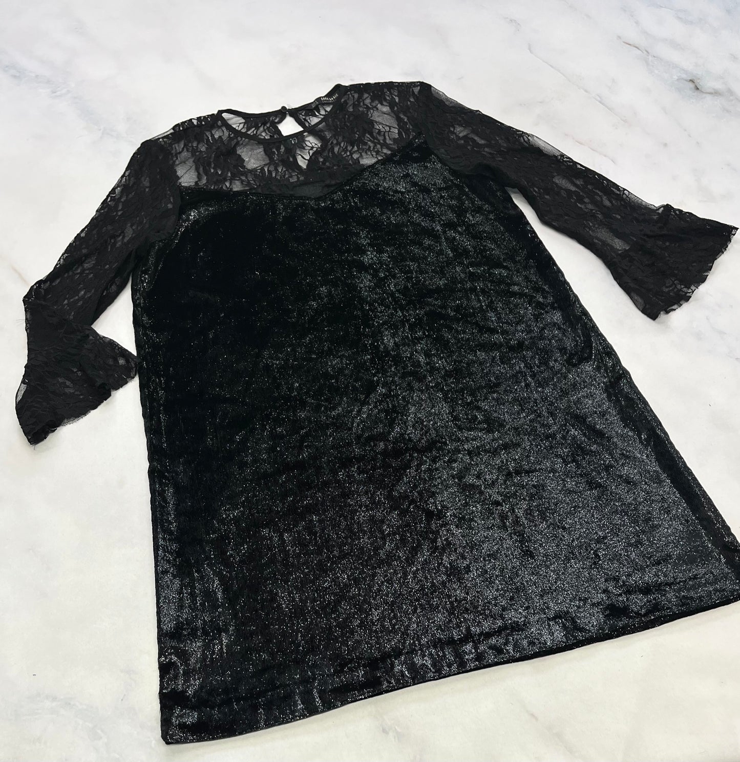 Robe ZARA: en velour noir brillant . Le haut est en tissu semi transparent manche écourté tendance . Fait XS/ femme confo . Comme neuve .