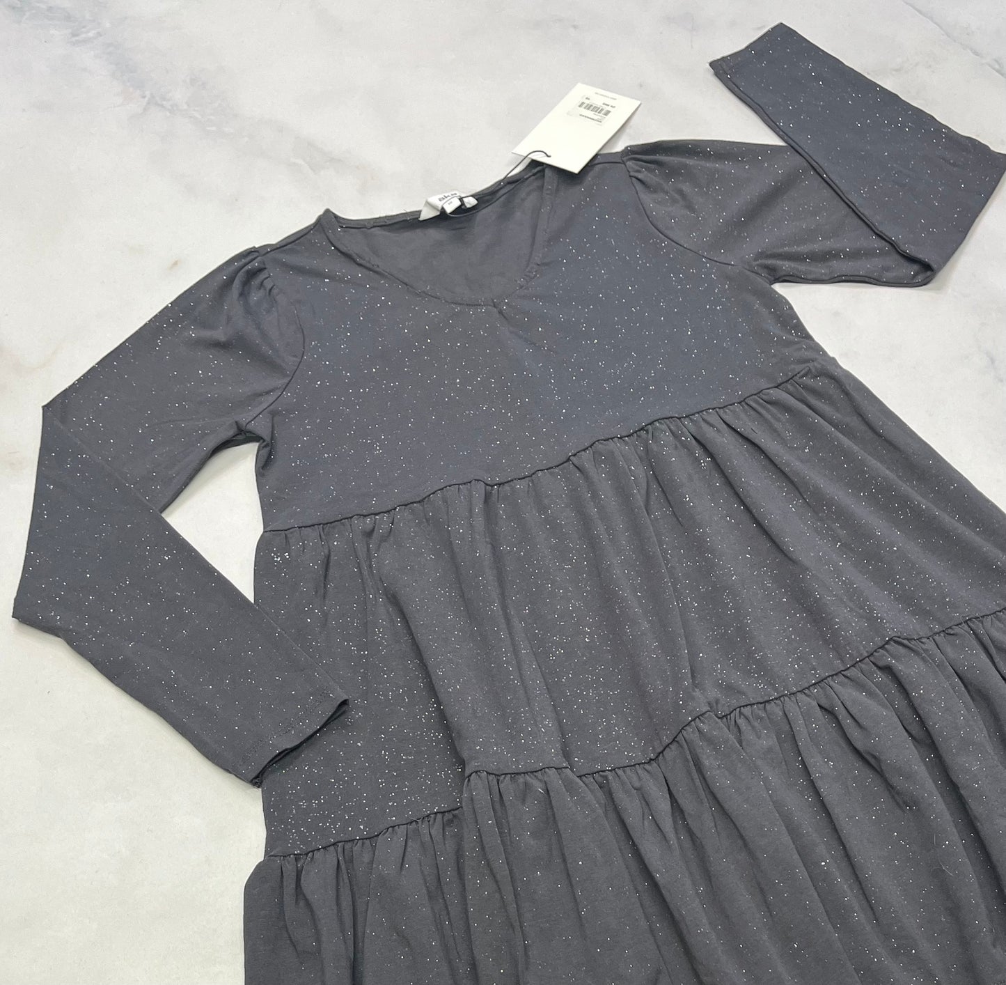 Robe grise avec petit point brillant dans le tissu . Beau coton stretch 10(9-10 ans ) neuve. .