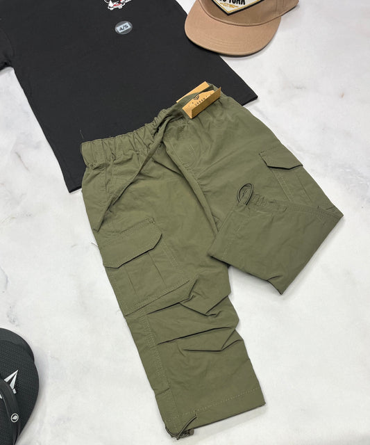 🌵 Capri : cargo kaki en tissu de sport léger qui ne décolore pas . 4 ans garçon neuf ! Taille élastique avec cordon de serrage au bas .