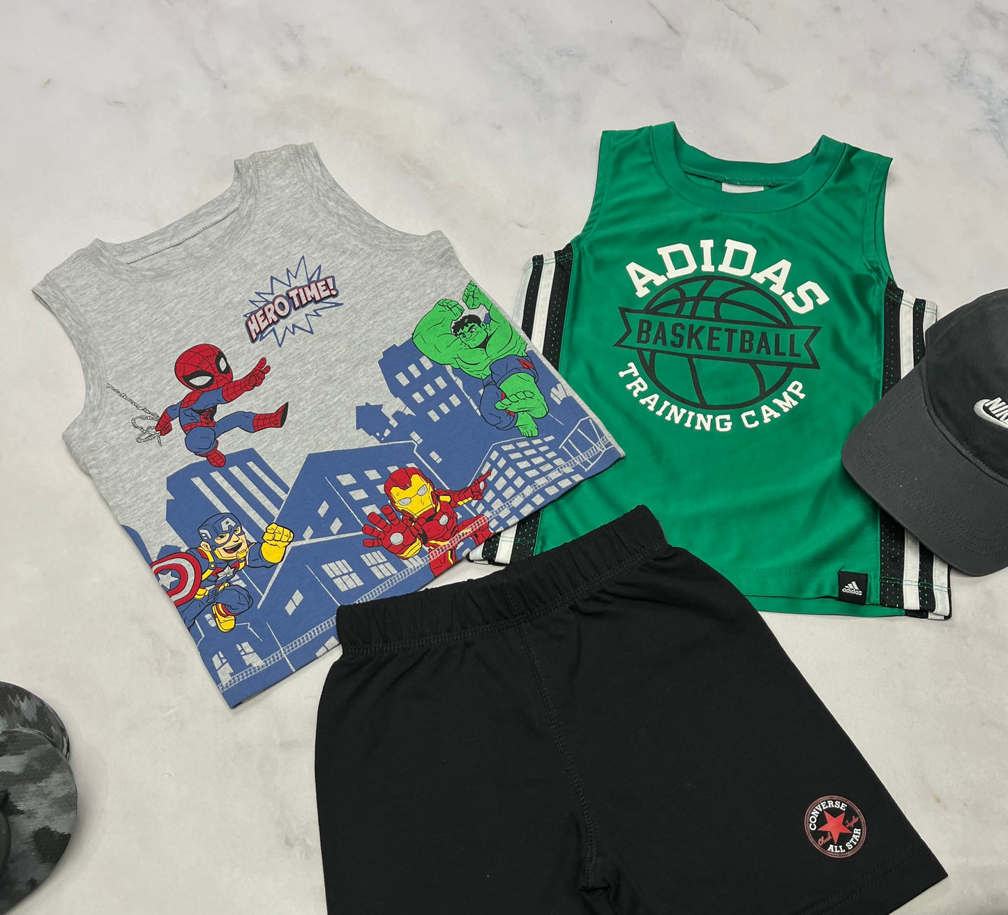 🌴 Duo : Camisole Adidas verte/ sport 2 ans look relax comme neuve + camisole super-héros 2 ans look confo neuve .