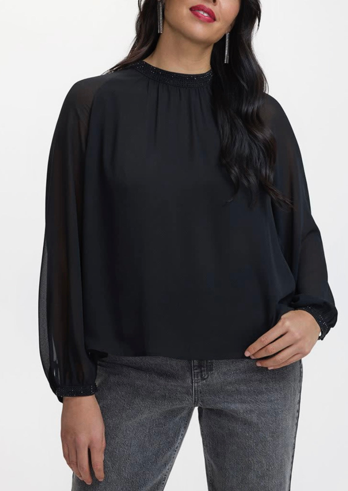 Tissu chemisier Reitman  : léger souple . Laisse entrevoir légèrement . Manche ballon . Brillant au col et bout de manche . S/ femme coupe confo . Neuve !