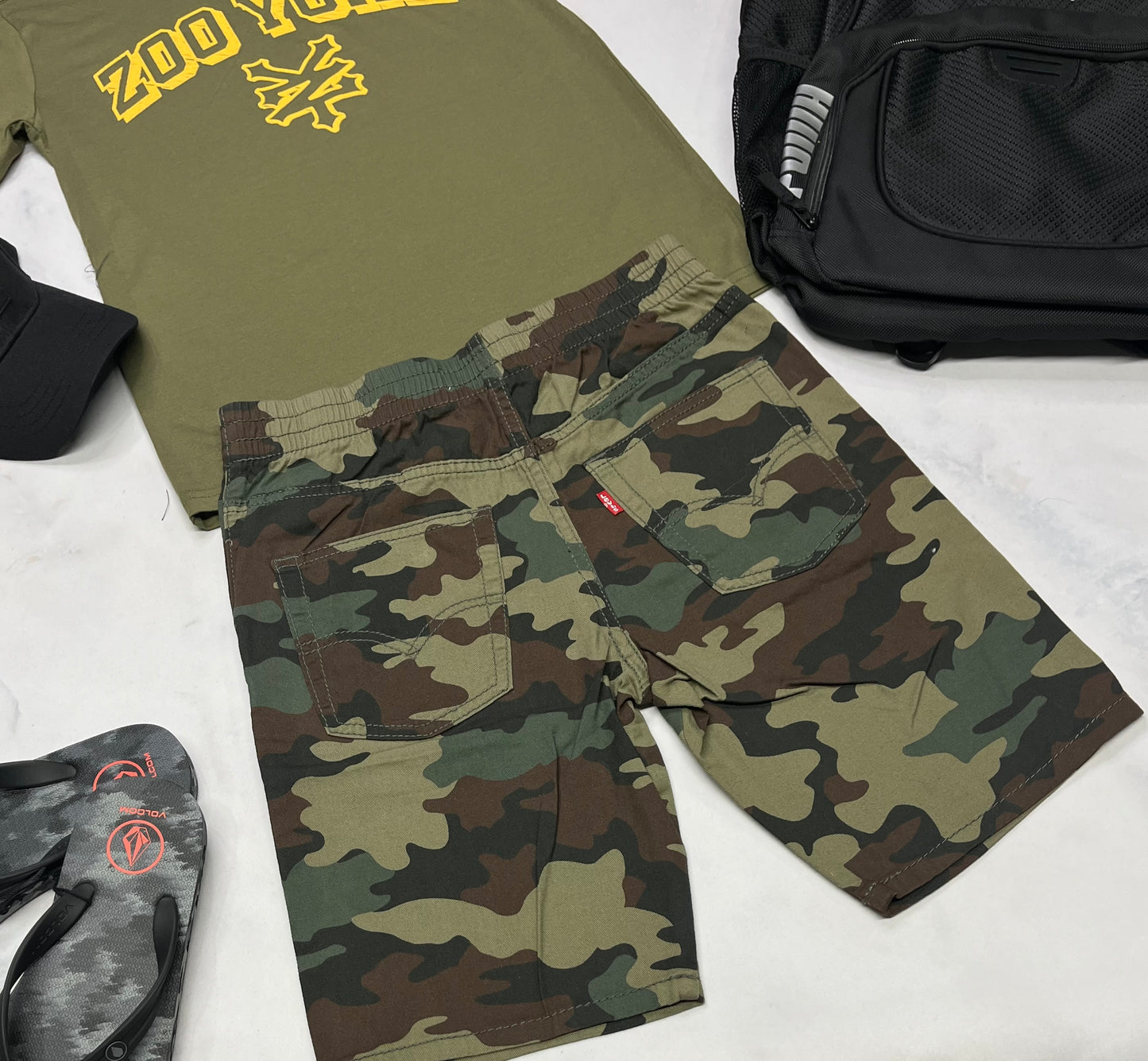 🌿 Bermuda : LEVIS mou confo avec taille élastique  et logo au dos . Super confo neuf ! 10-12 ans garçon