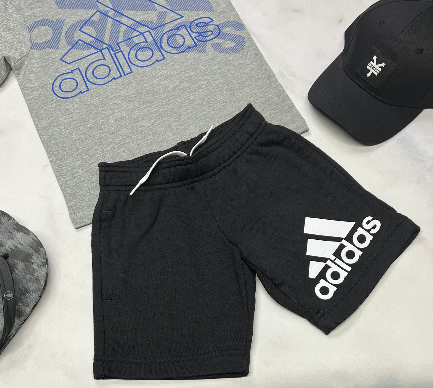 🌴 Short : Adidas en ouaté confo qualité ++ . Fait 3 ans et fait 4 ans neuf !