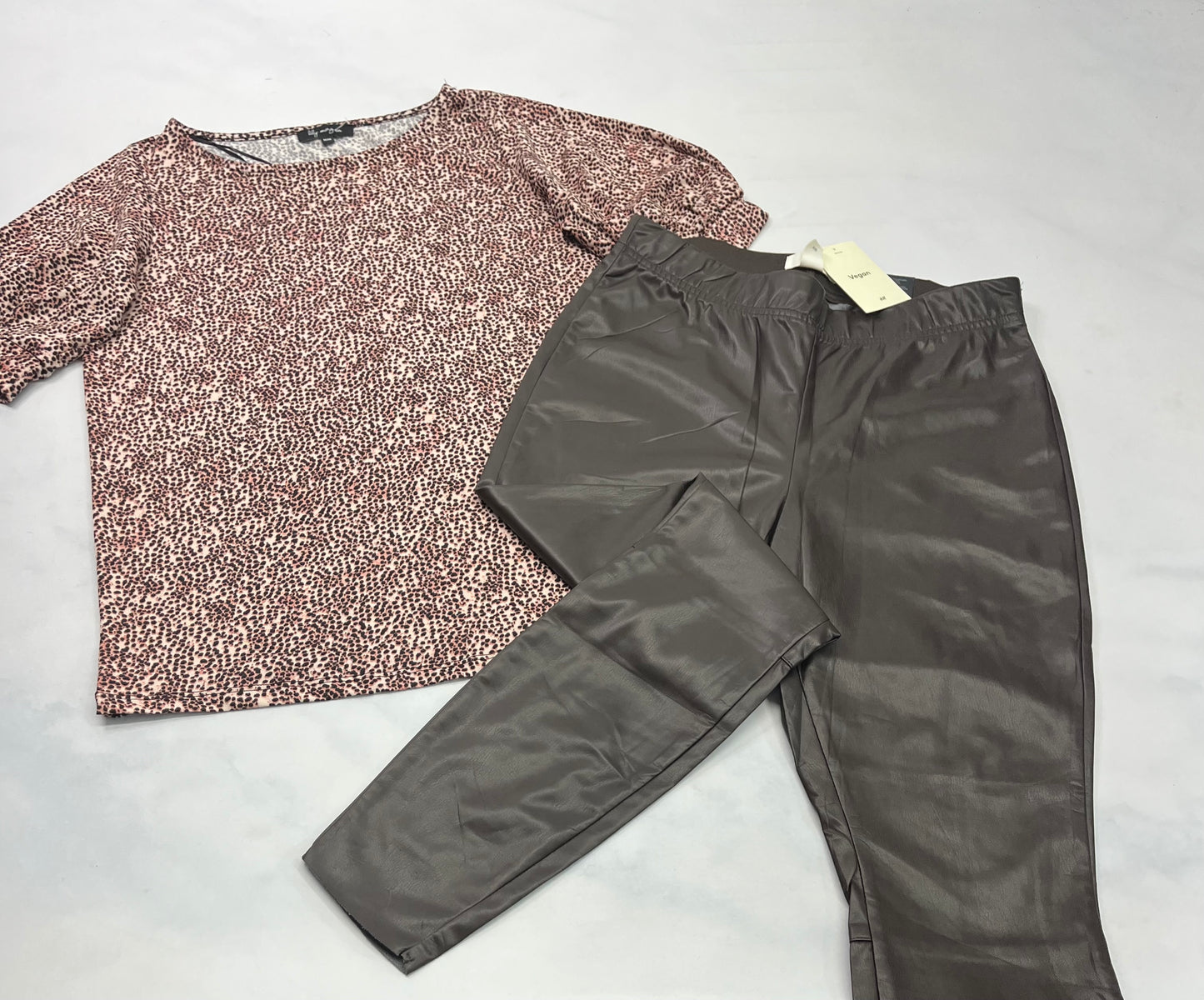 Duo : Lily Morgan manche courte stretch M/ coupe confo comme neuf! + Skinny brun foncé effet cuir ( vegan) souple taille élastique neuf! Fait M/ femme .