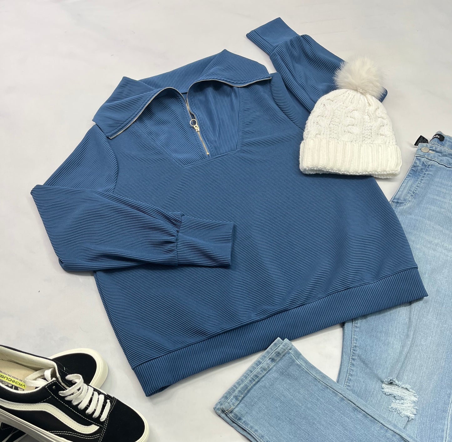 ❄️ Manche longue : Beau tissu frais qui ne décolore pas . Texturé , manche ballon avec grand col qui retombe . Look tendance . Fait L/ femme comme neuf !